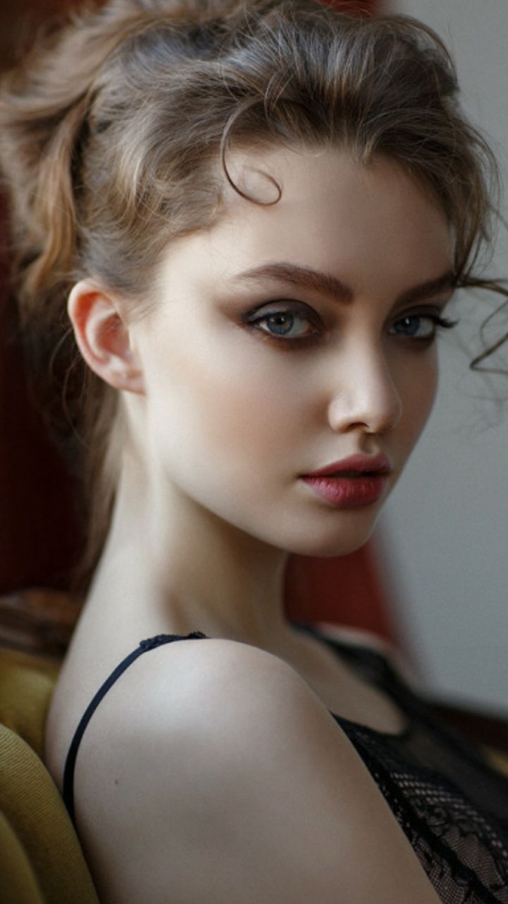 720x1280 Woman Face Wallpaper