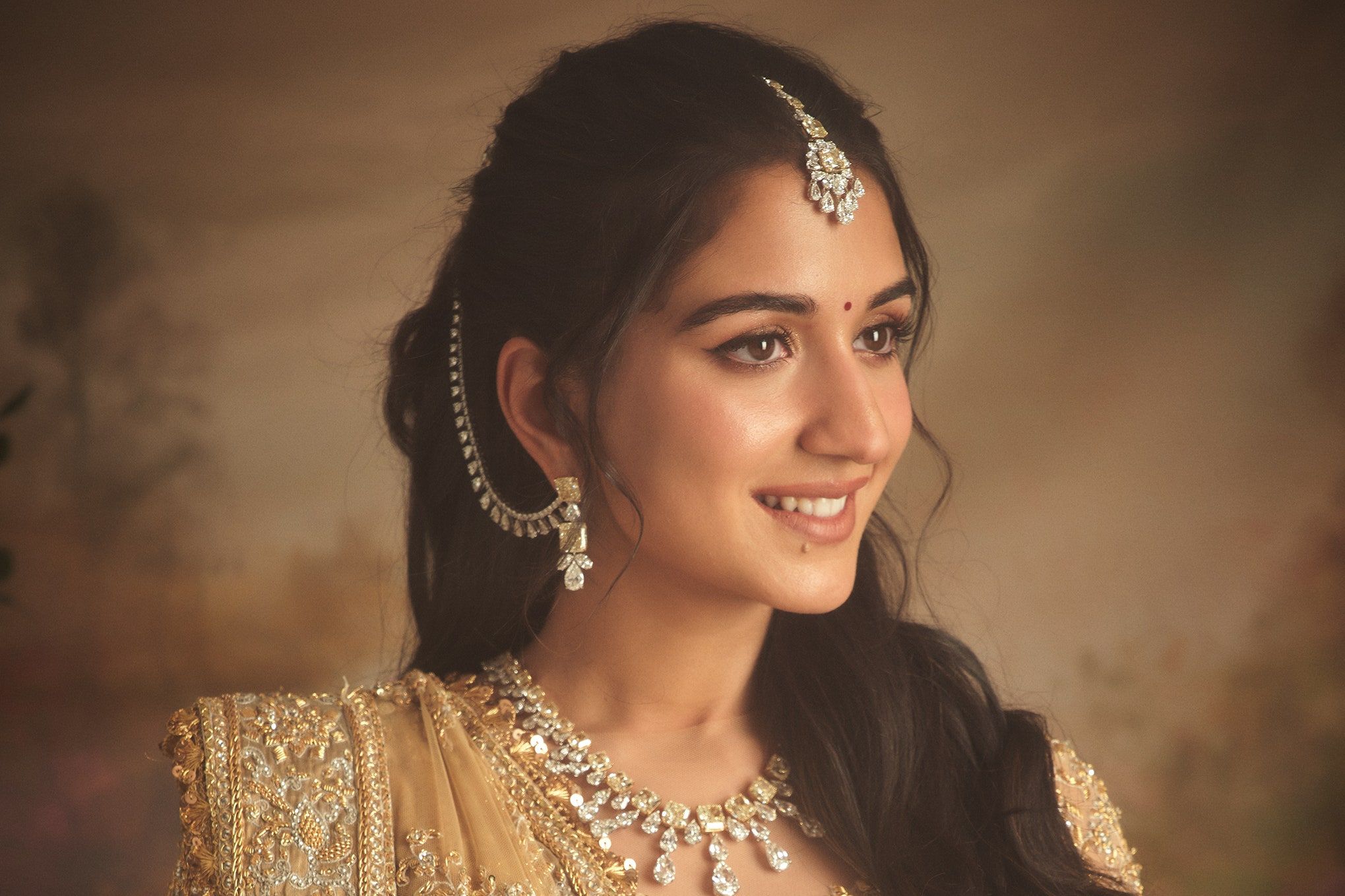 2039x1359 Radhika Merchant Wallpaper
