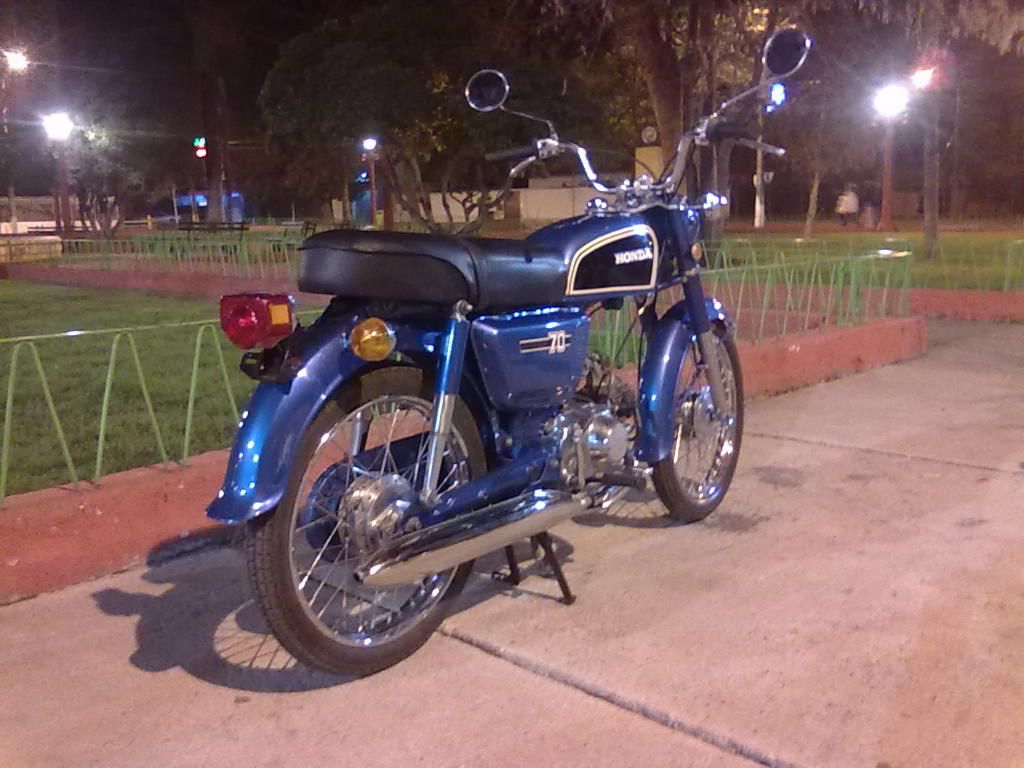 1024x768 Honda CD 70 en la plaza de requinoa chile