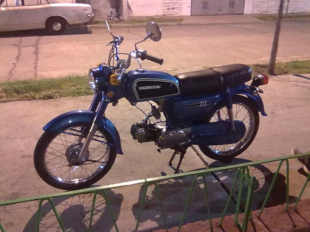 1024x768 Honda CD 70. moto restaurada por mi!