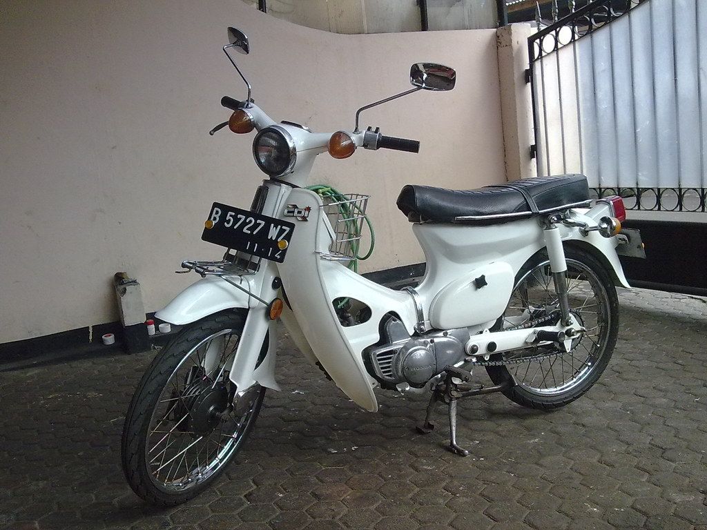 1024x768 Honda C70 White Edition