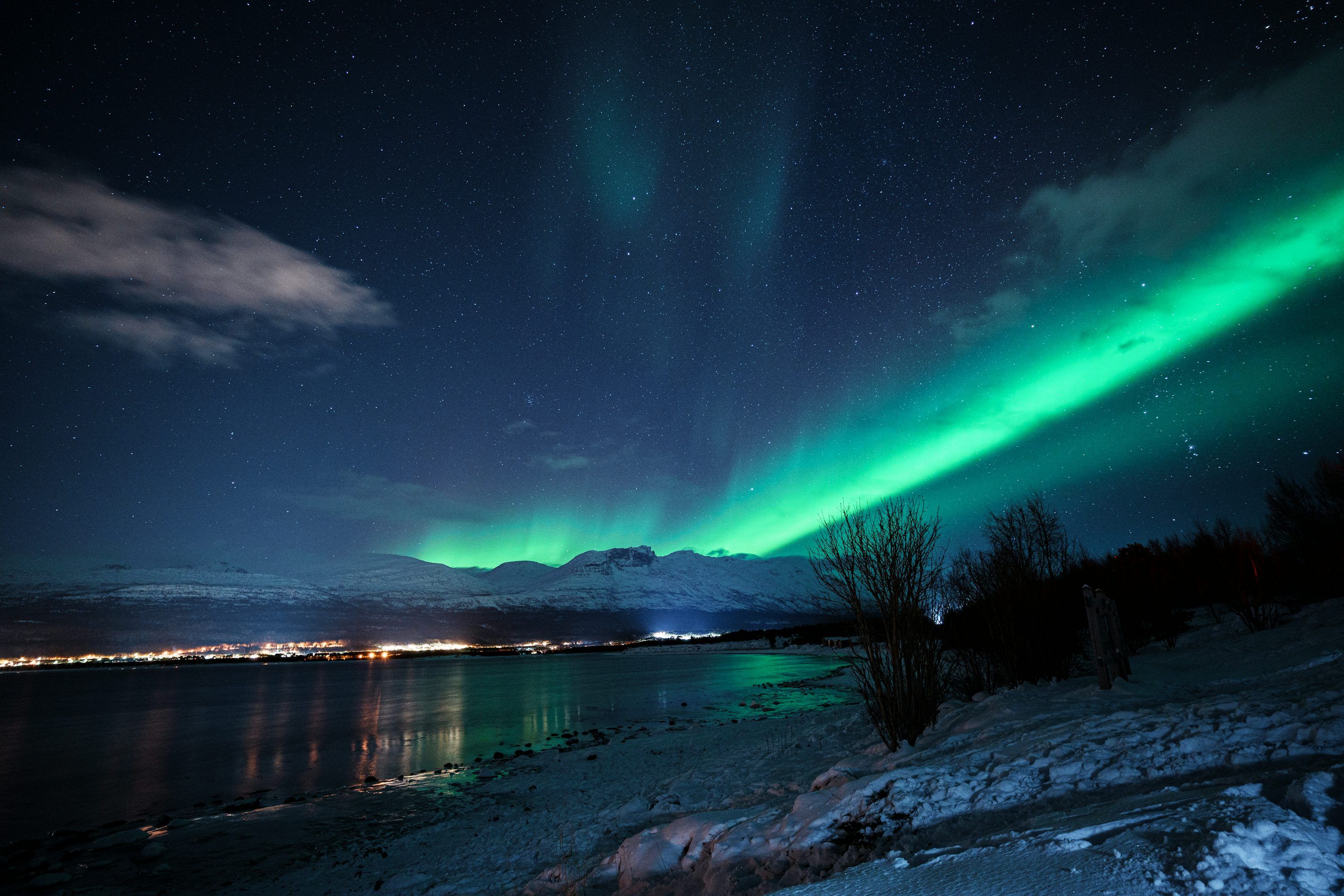 3000x2000 A green and blue aurora bore over a body of water photo
