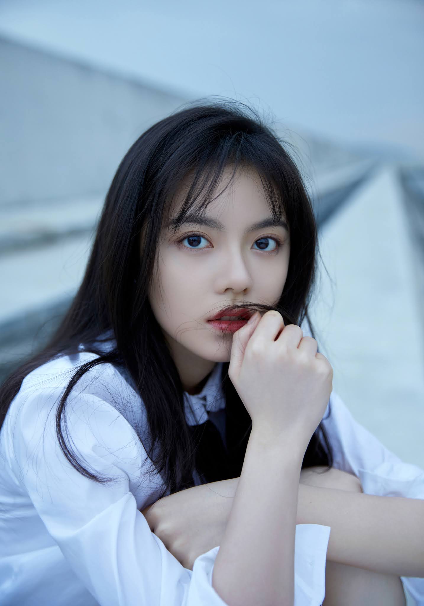1434x2048 Zhao Jinmai poses for photo shoot. China Entertainment News
