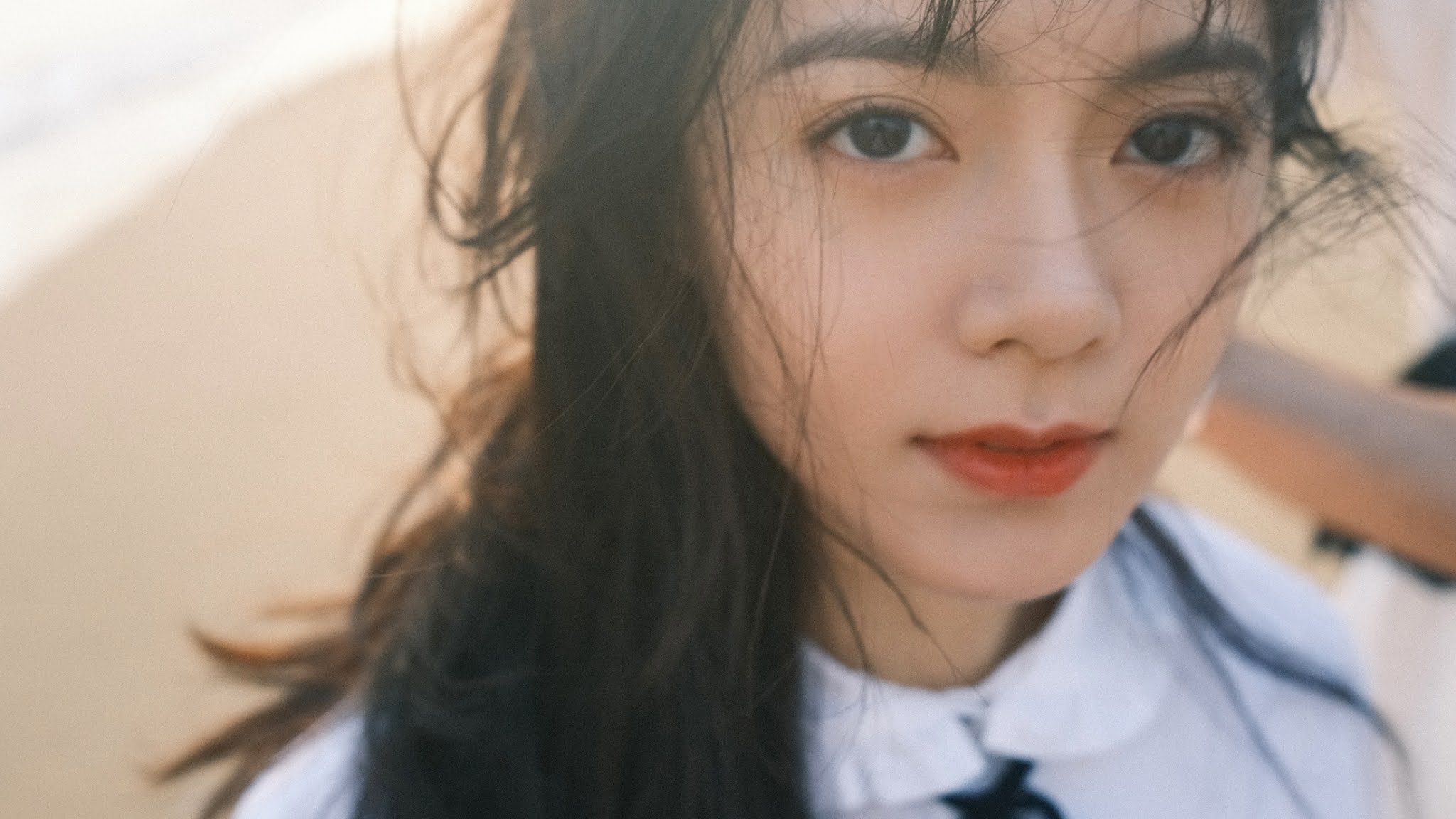 2048x1152 Zhao Jinmai poses for photo shoot. China Entertainment News
