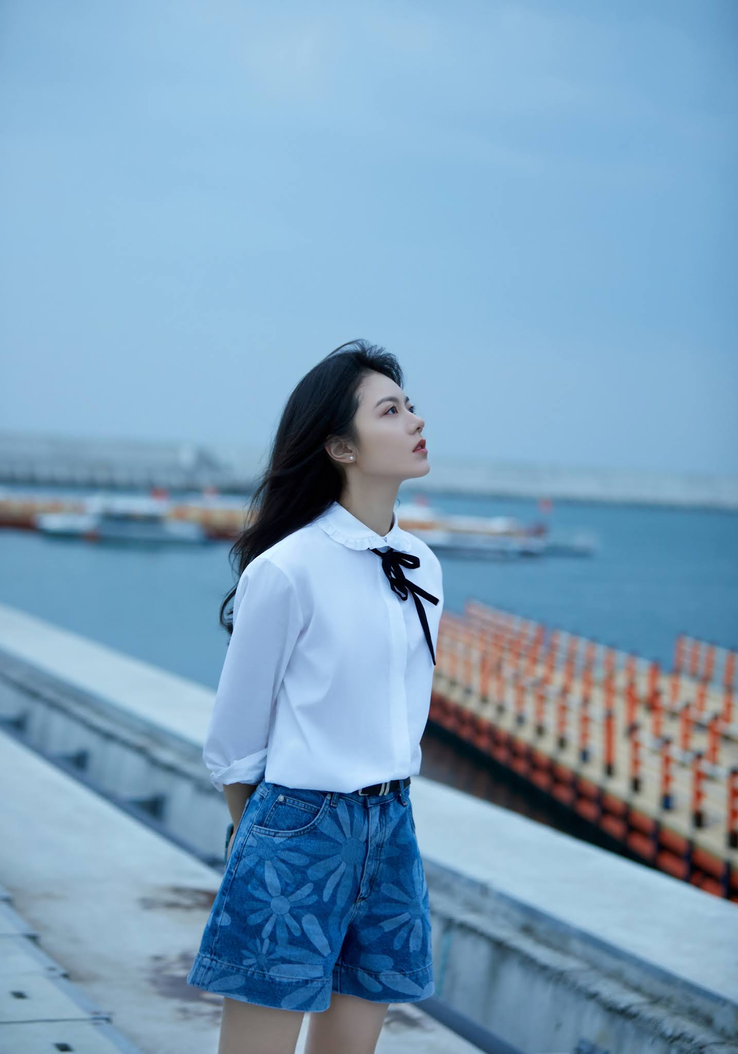 1434x2048 Zhao Jinmai poses for photo shoot. China Entertainment News