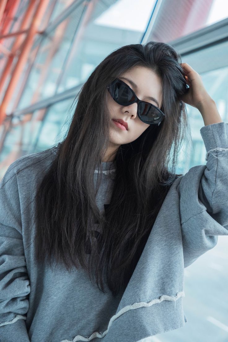 736x1103 Zhao Jinmai off to Paris for fashion week. China Entertainment News
