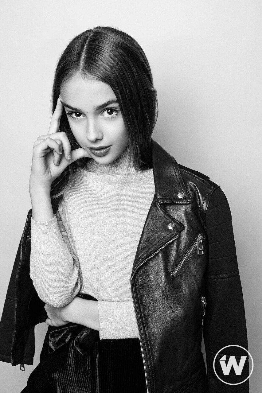 853x1280 Julia Butters Wallpaper
