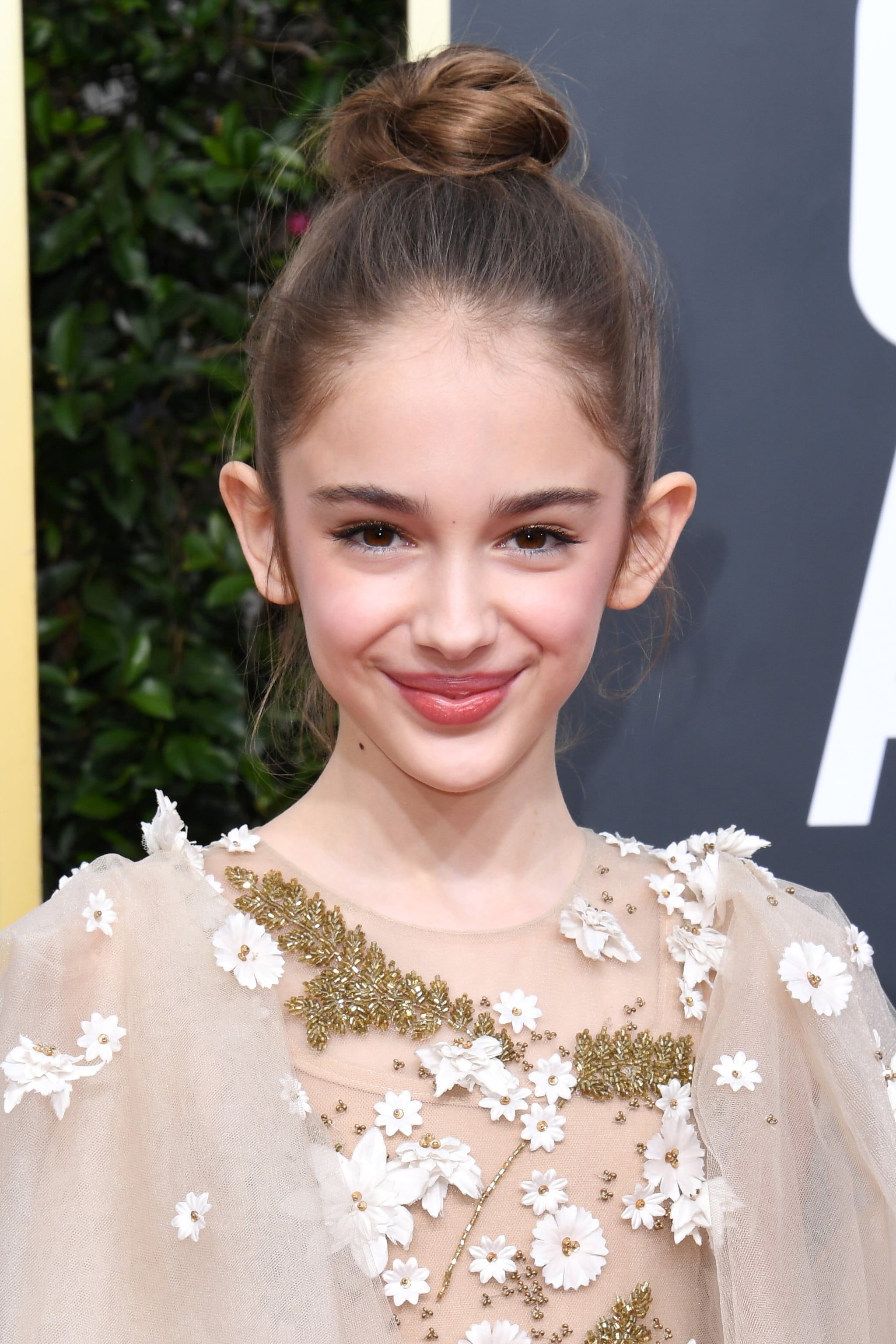 2048x3072 Julia Butters Wallpaper