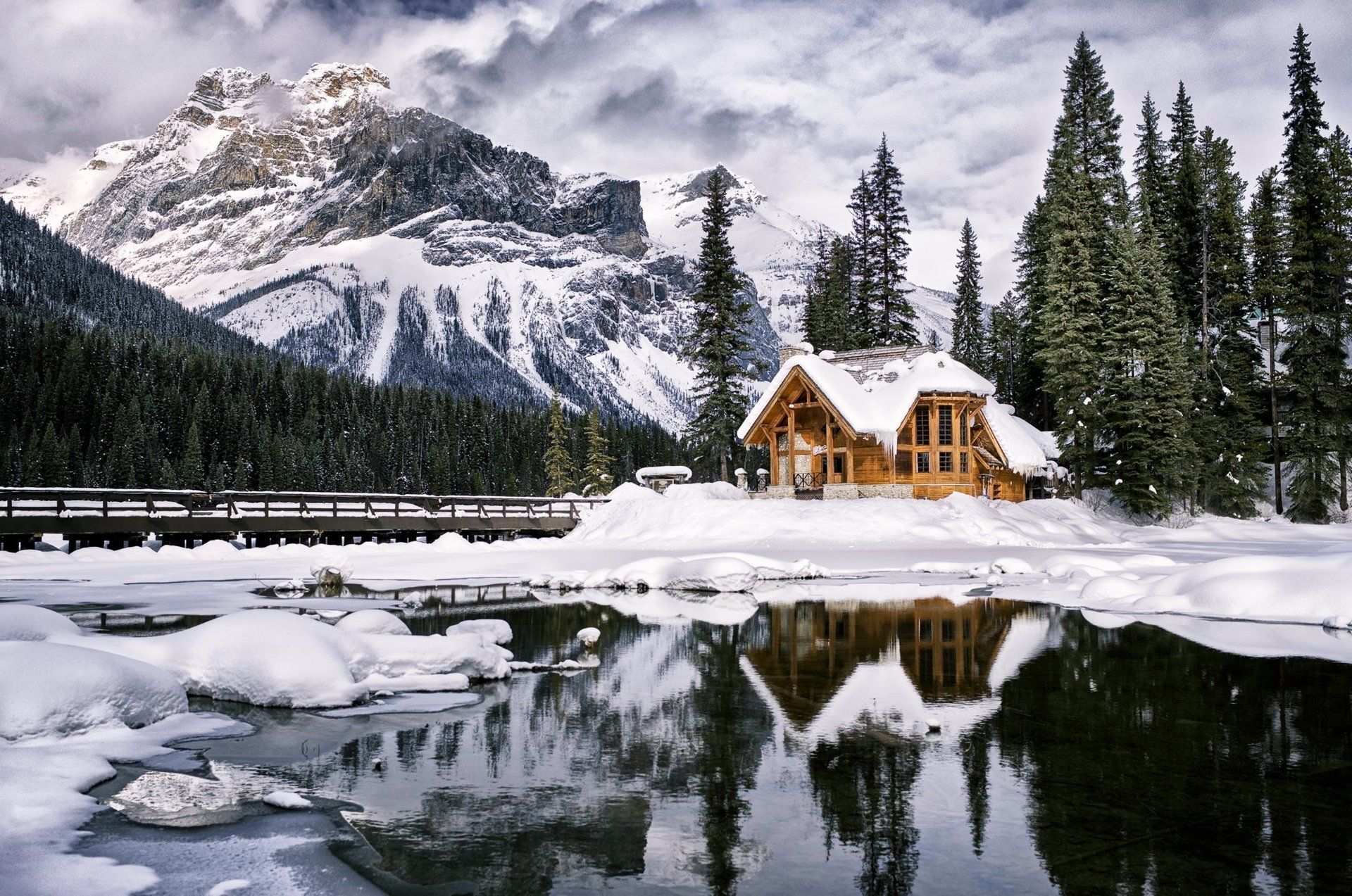 1920x1273 Winter Serenity: Snowy Mountain Cabin by the Frozen Lake Ultra HD Wallpaperx2546