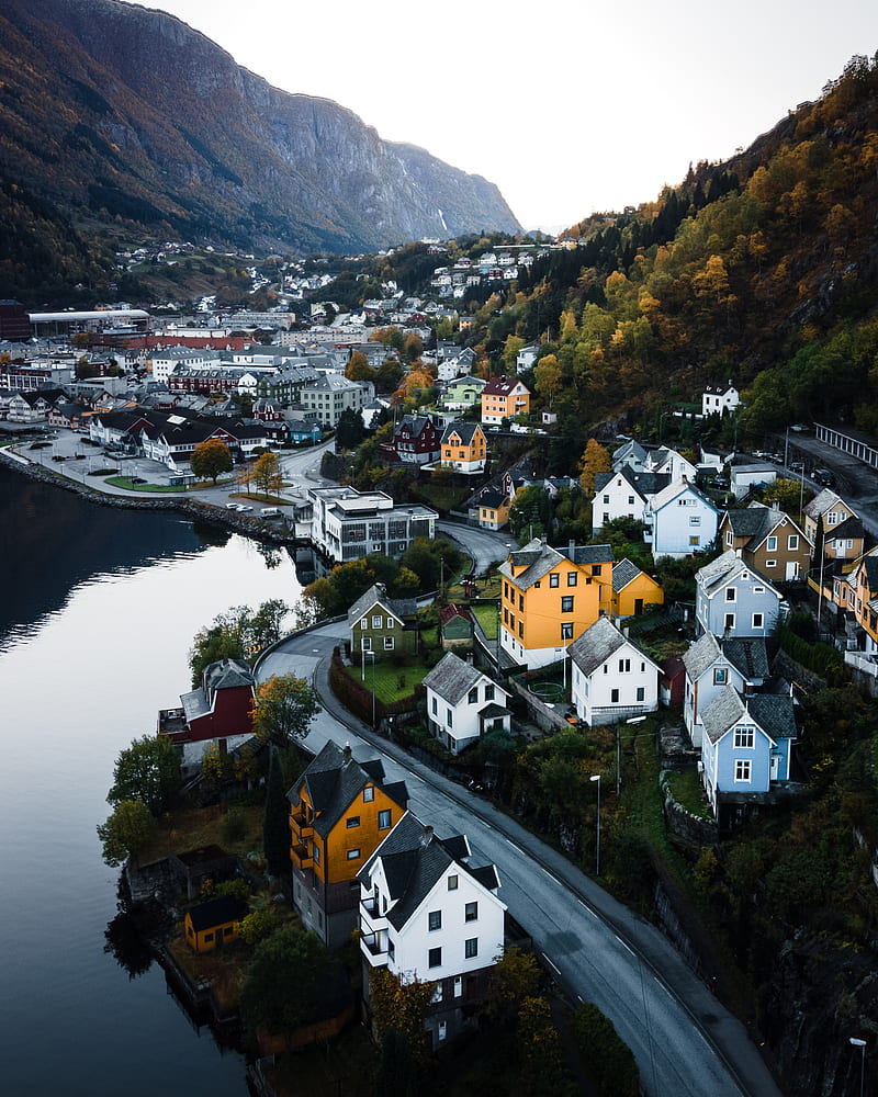 800x1000 HD mountain houses near river wallpaper