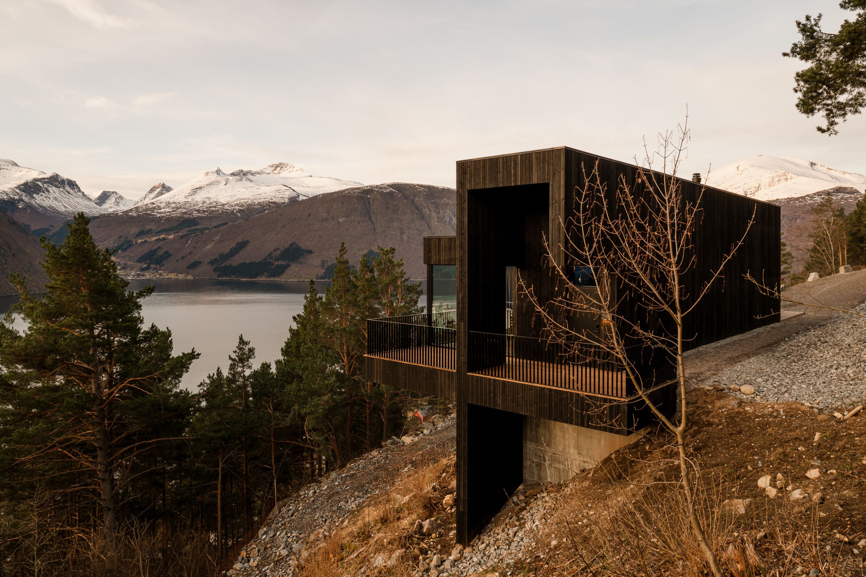 2880x1920 A Norwegian fjord house offers extraordinary views. Wallpaper*