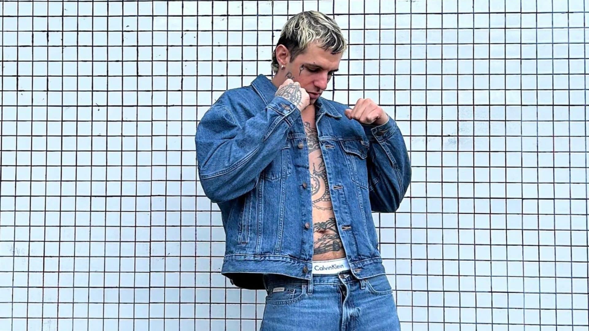 1920x1080 Achille Lauro in total denim anticipa la primavera: mostra i tatuaggi (e gli slip)