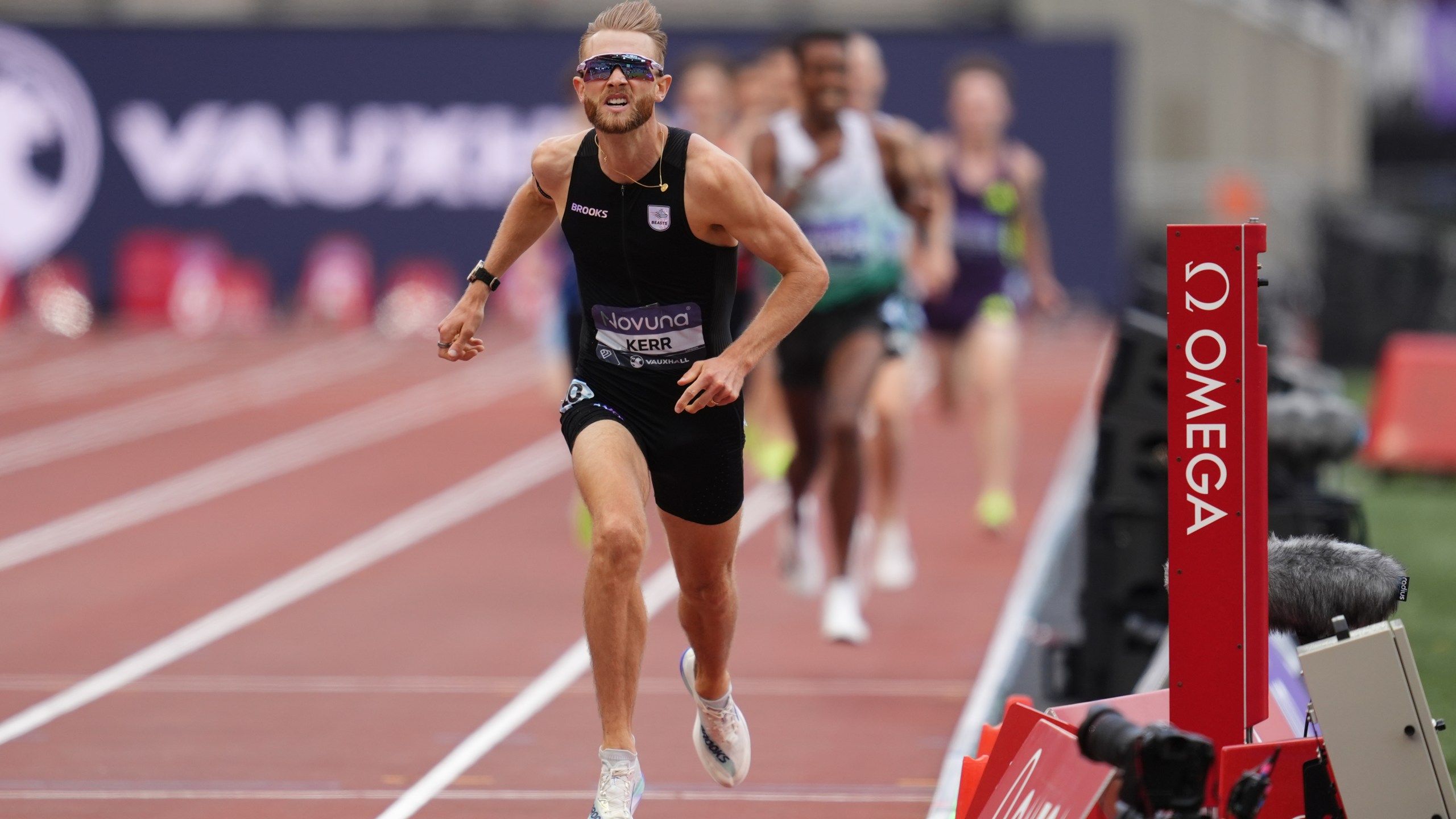 2560x1440 Josh Kerr of Britain breaks the men's mile world record that stood since 1999