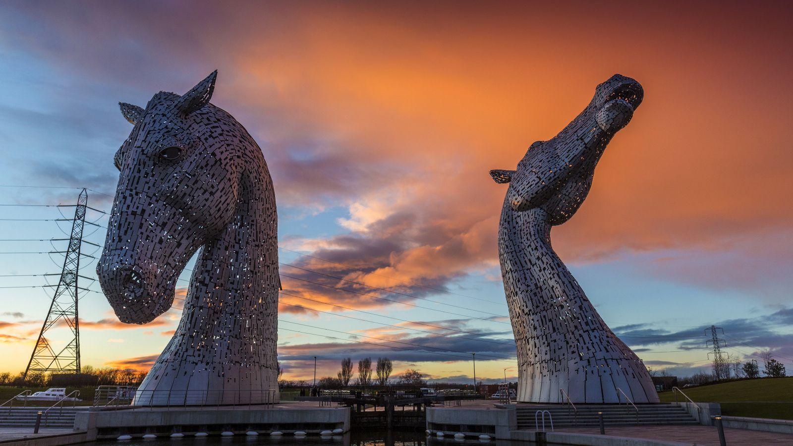1600x900 Unusual horse sculptures, Scotland Desktop wallpaper 1600x900