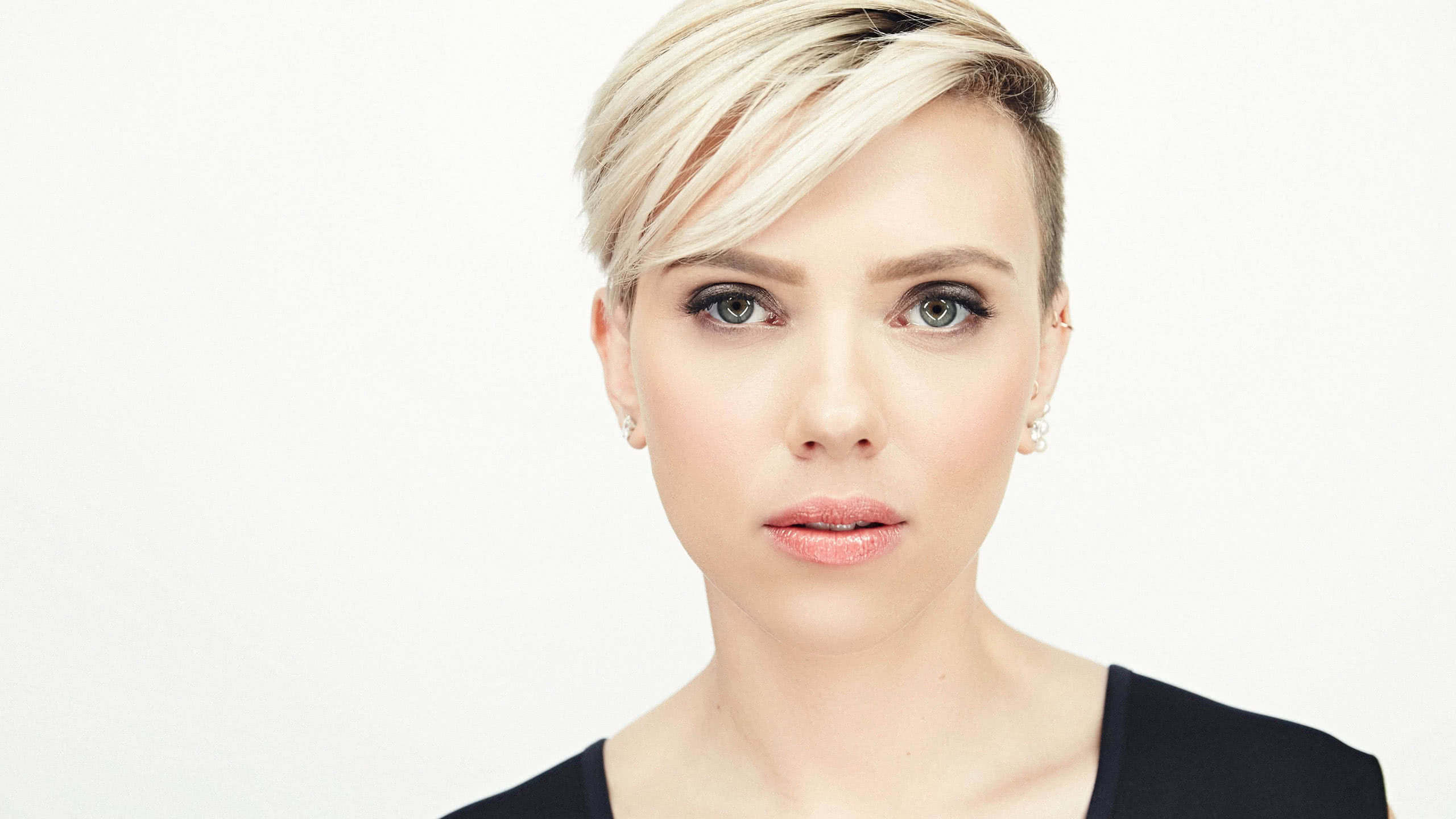 2560x1440 Scarlett Johansson Portrait Wallpaper