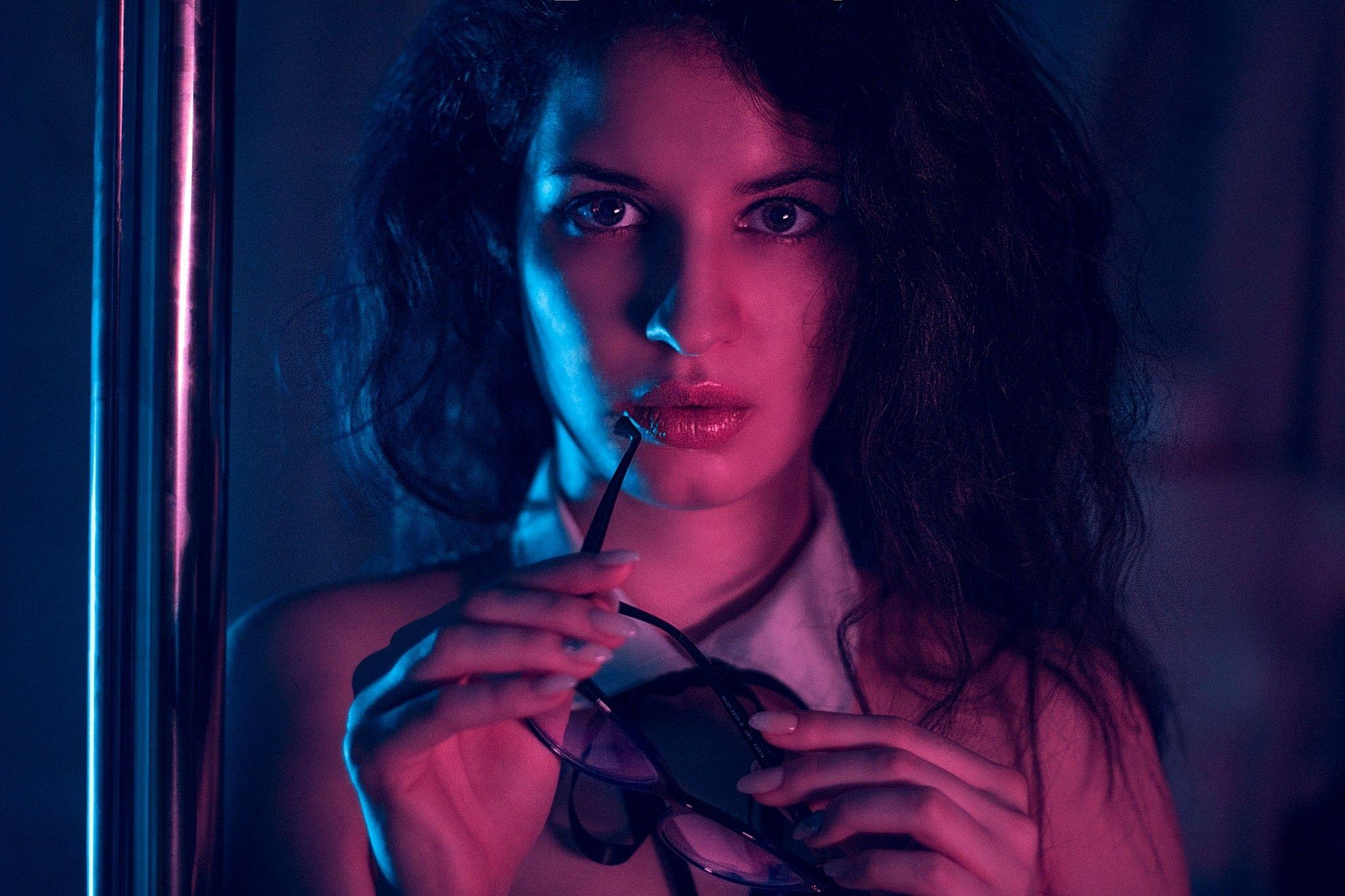 2048x1365 #portrait, #sunglasses, #women, #Anna Wolf, #neon, #face