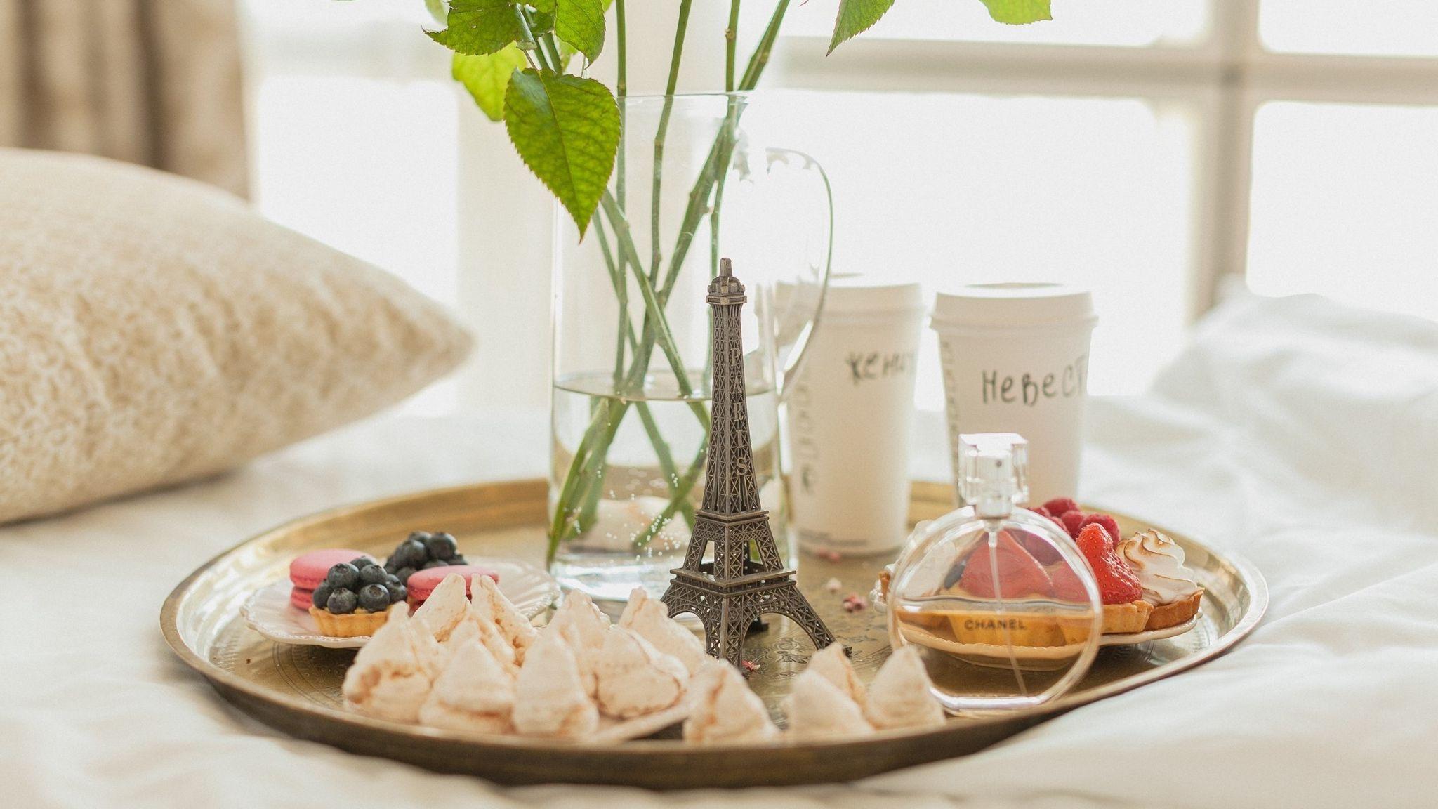 2048x1152 Download wallpaper 2048x1152 breakfast, tray, paris, flowers