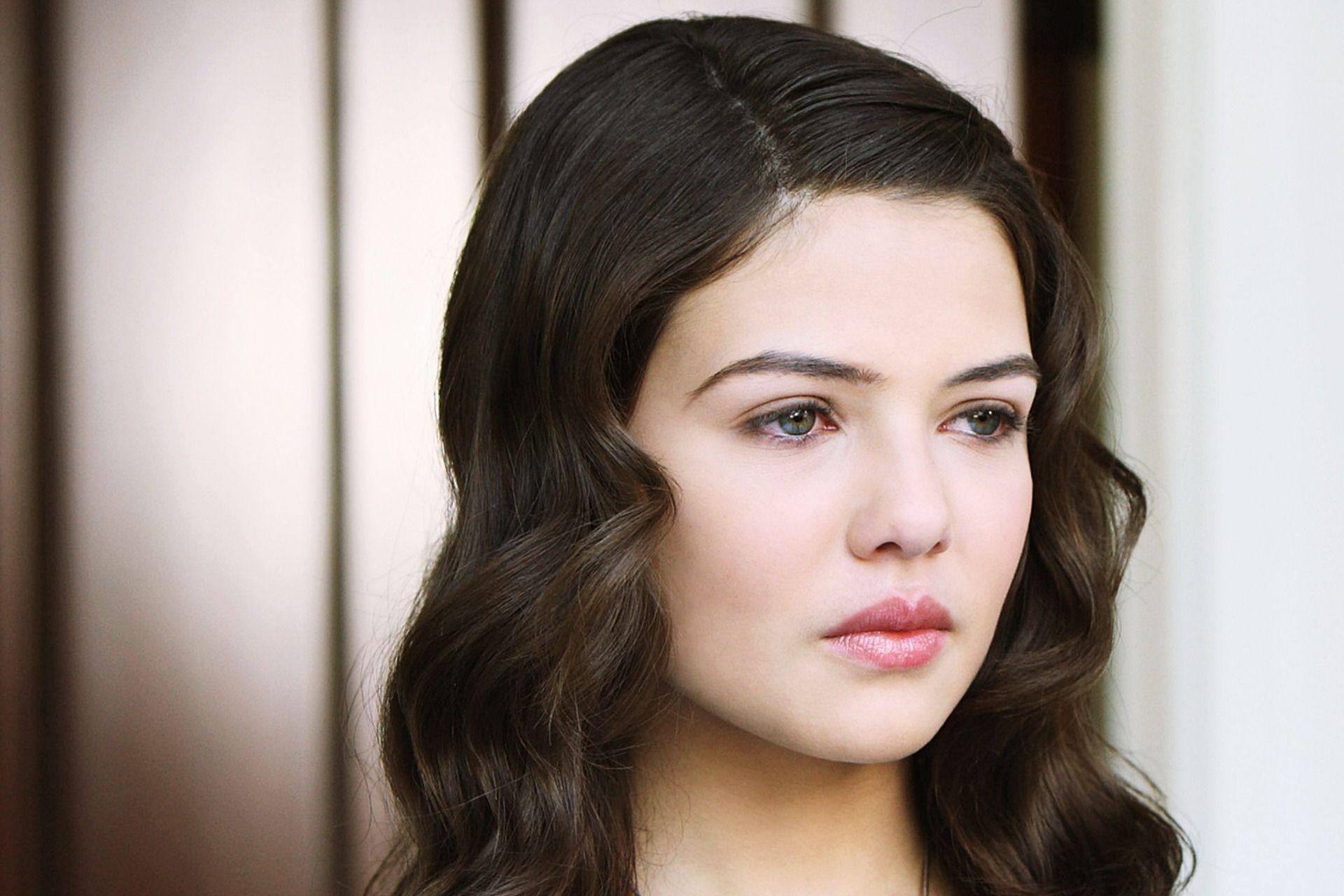 1920x1280 Danielle Campbell Desktop Wallpaper 54828 1920x1280px