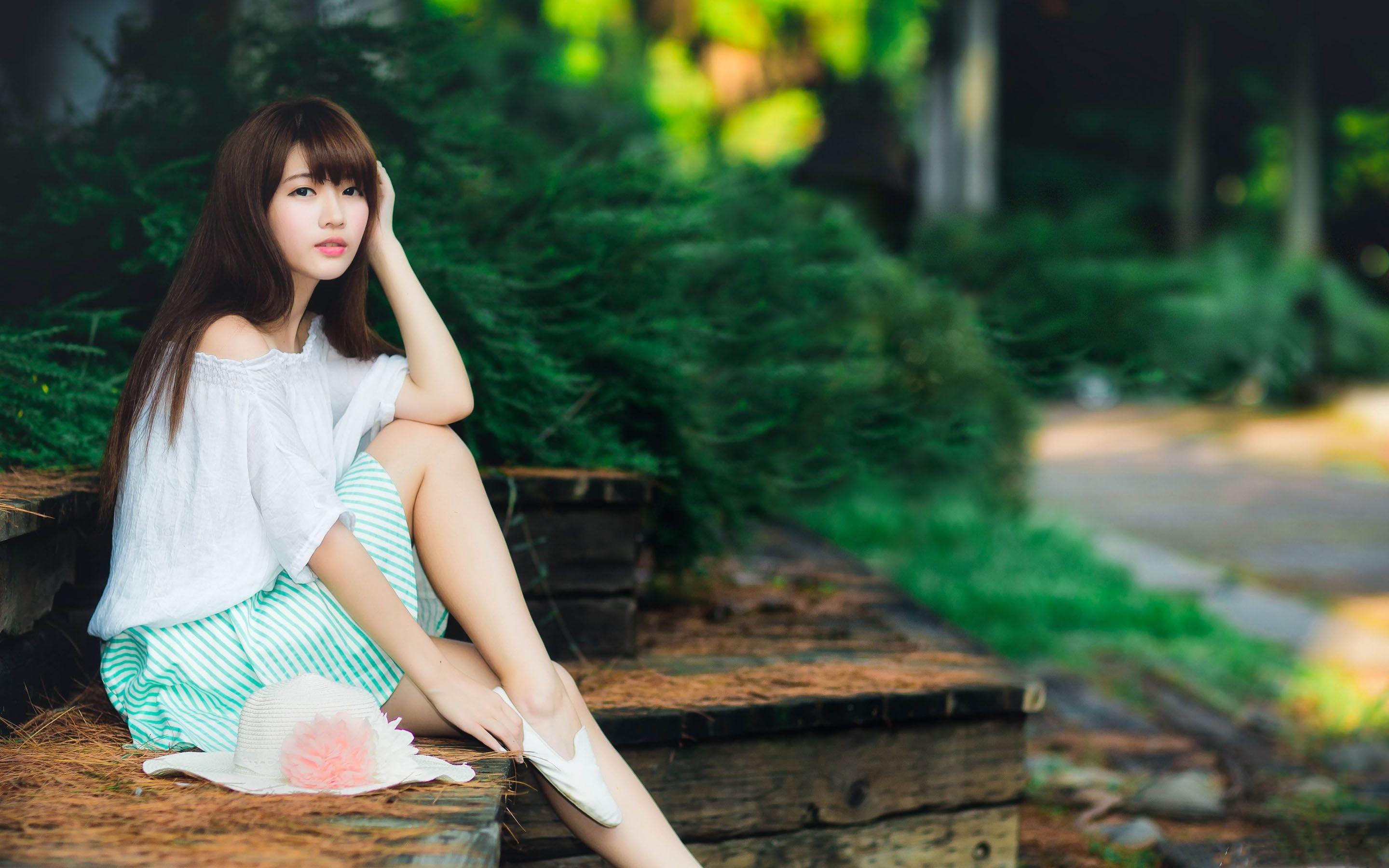 2880x1800 Cute Asian Girl MacBook Air Wallpaper Download