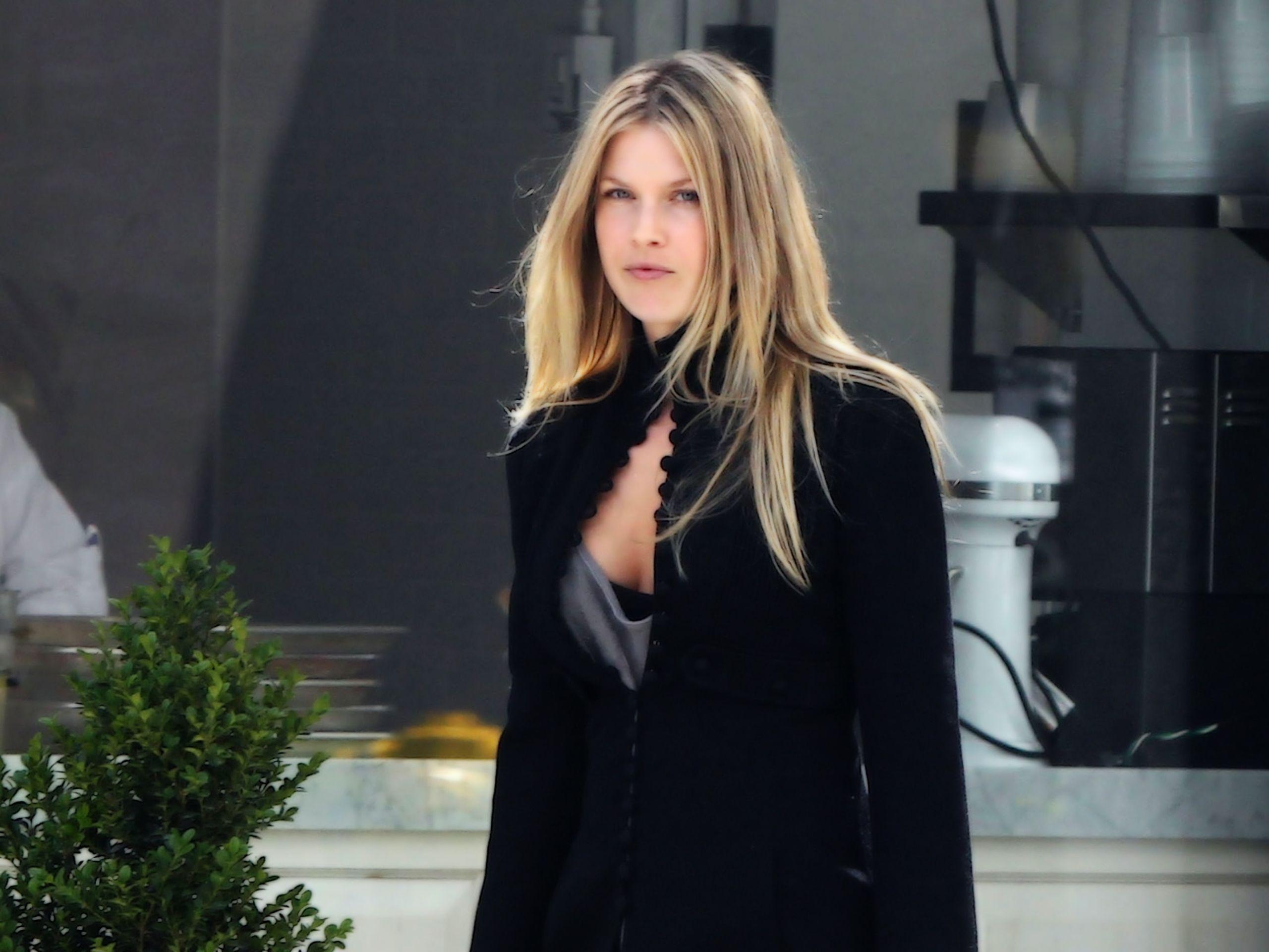 2560x1920 Ali Larter Wallpaper
