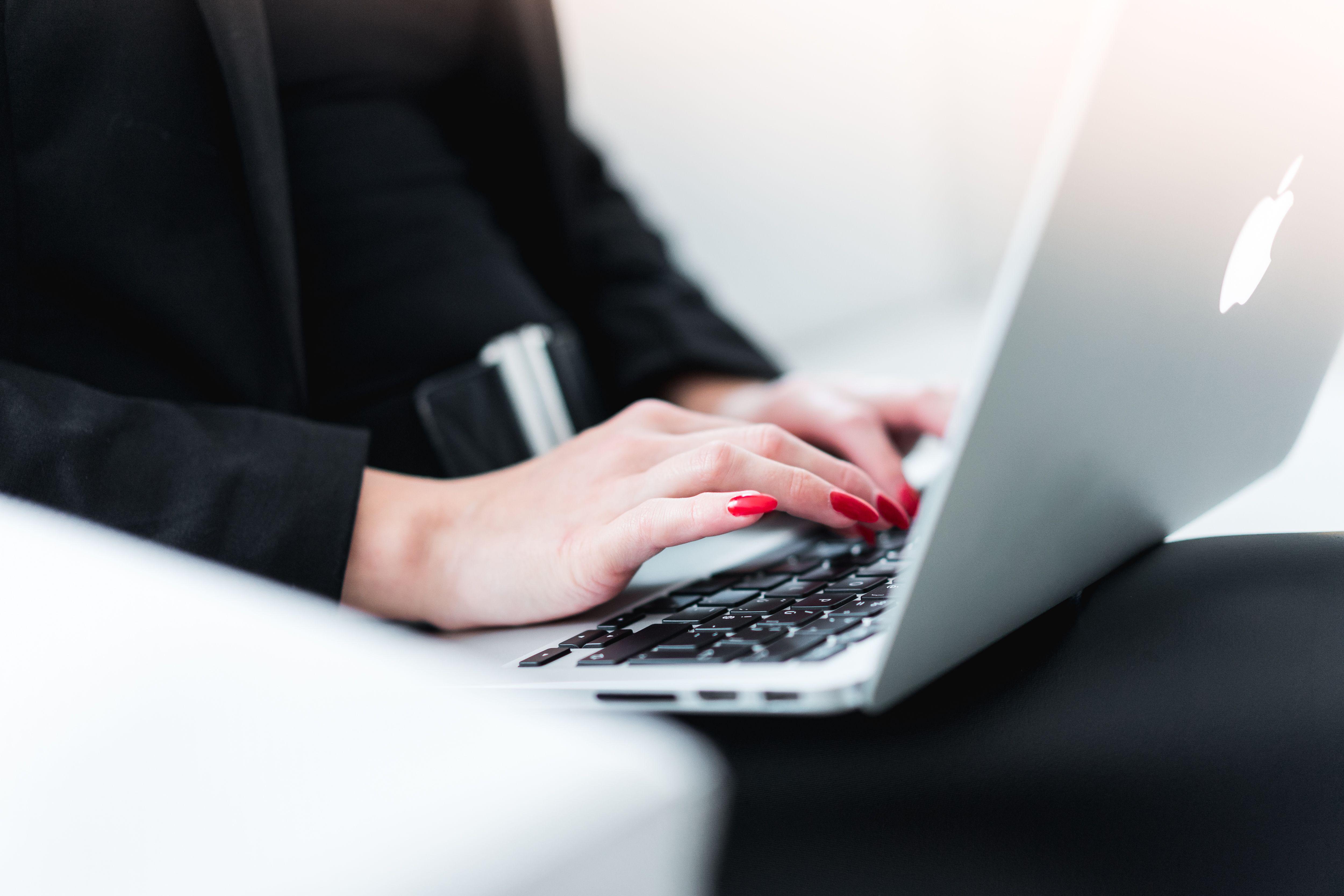 5000x3333 Business Woman Typing on MacBook Free