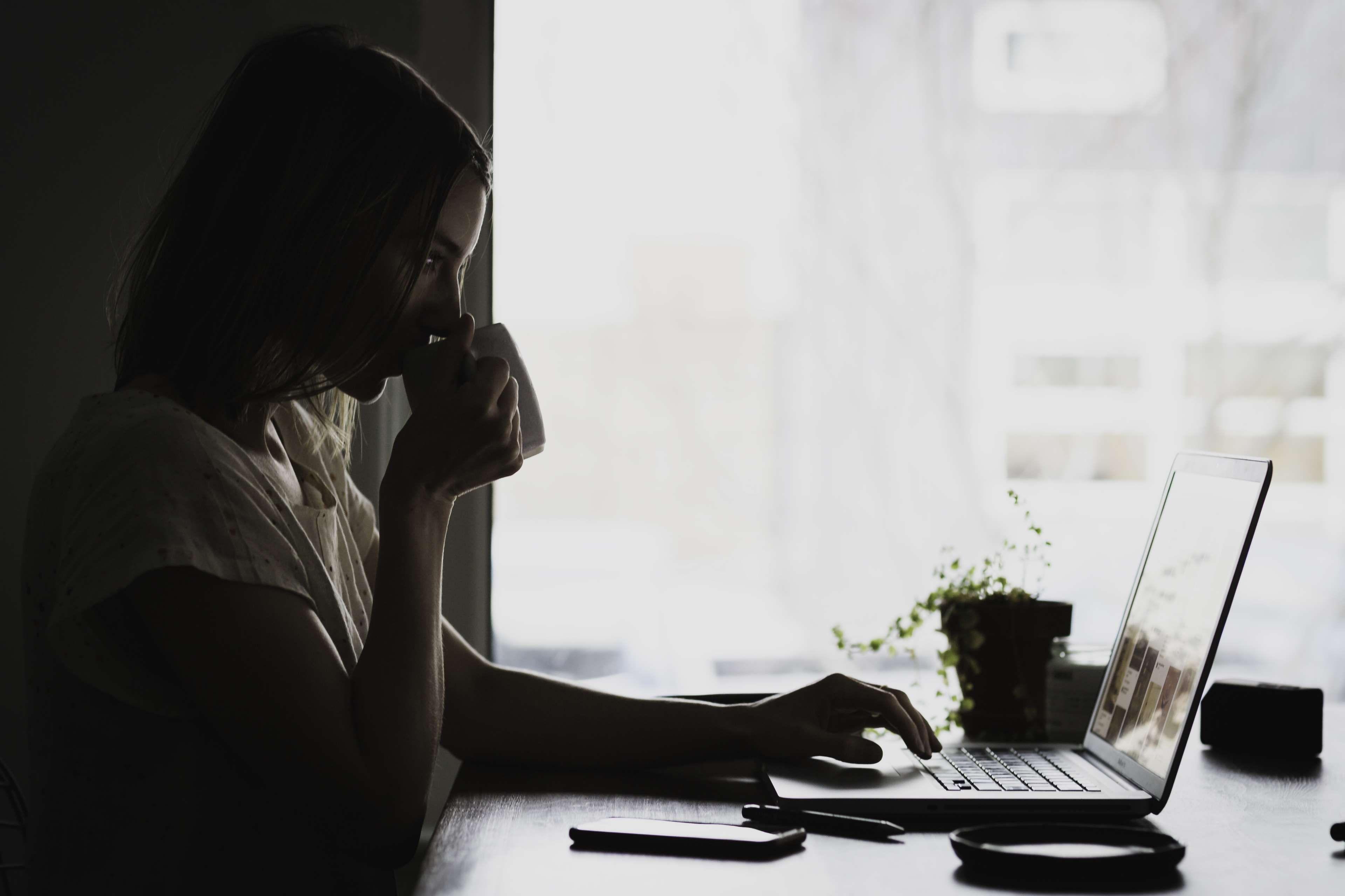 3840x2560 adult, blur, businesswoman, computer, cup, desk, drink