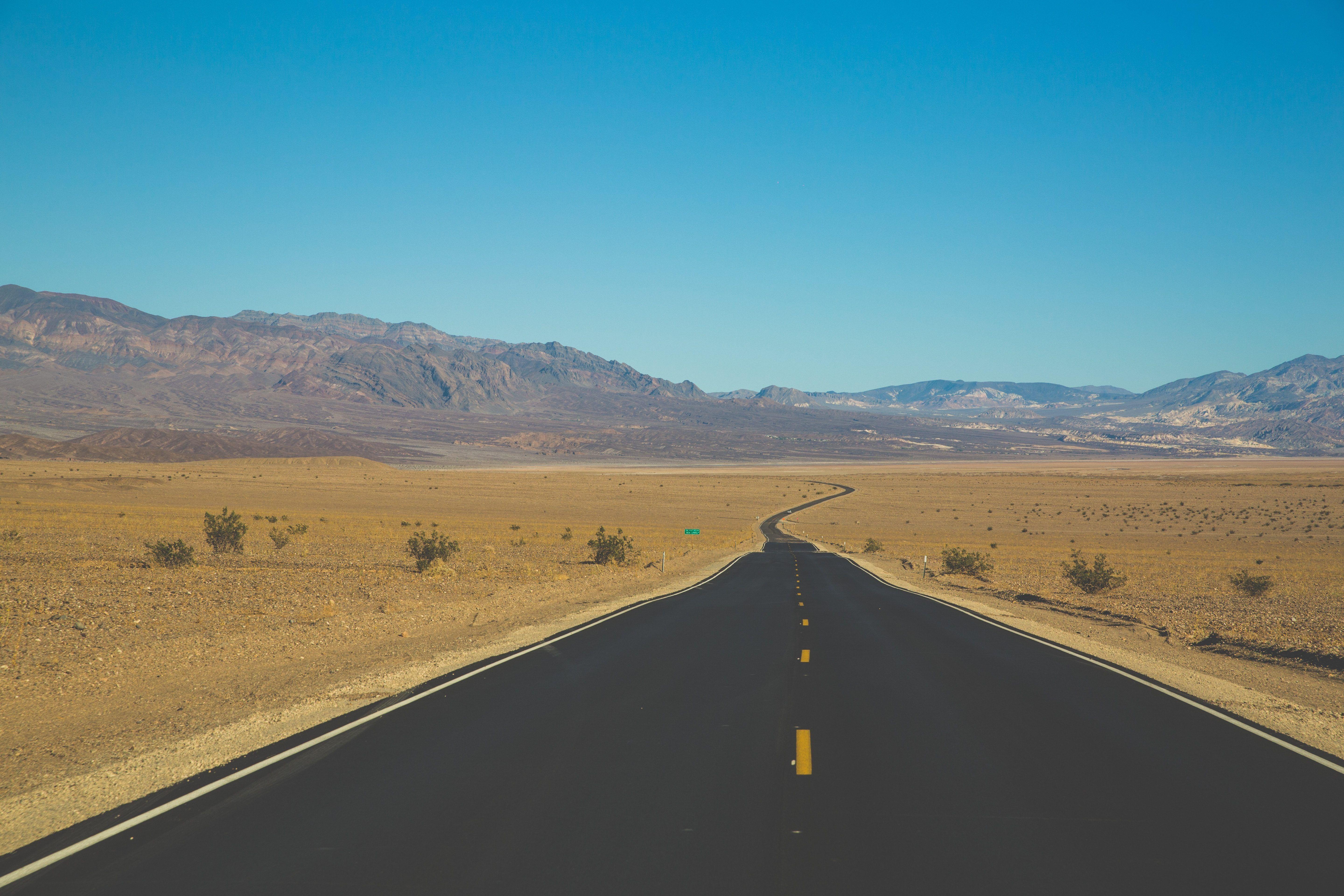 5760x3840 Driving to Death Valley iPhone Wallpaper