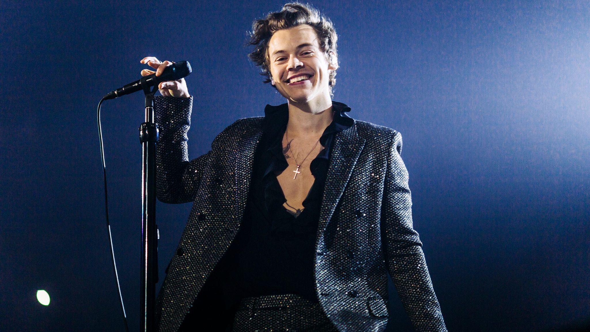 2048x1152 Harry Styles: Fine Line