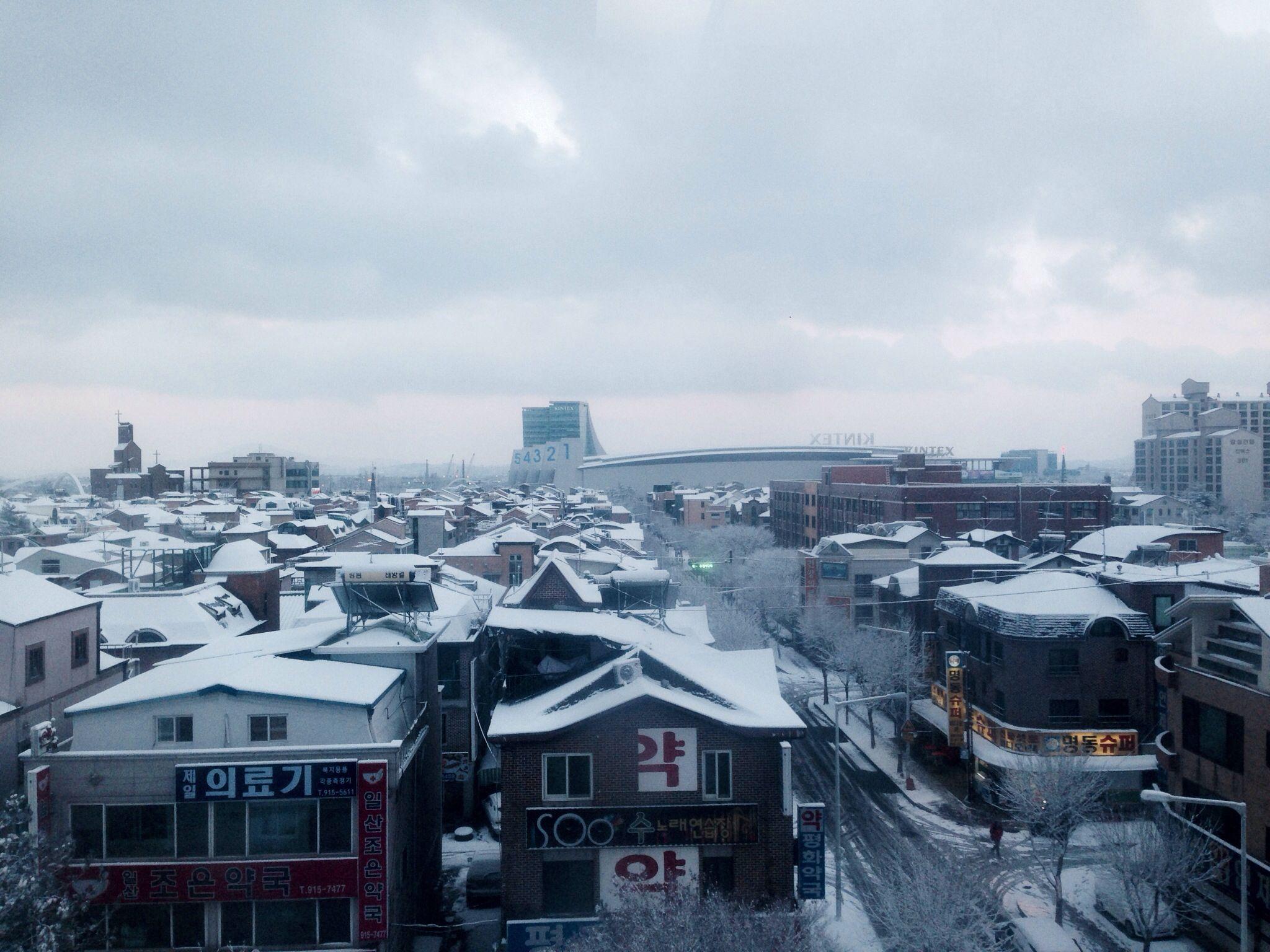 2048x1536 It's snowing. Landscape of snowing day through window of Baik