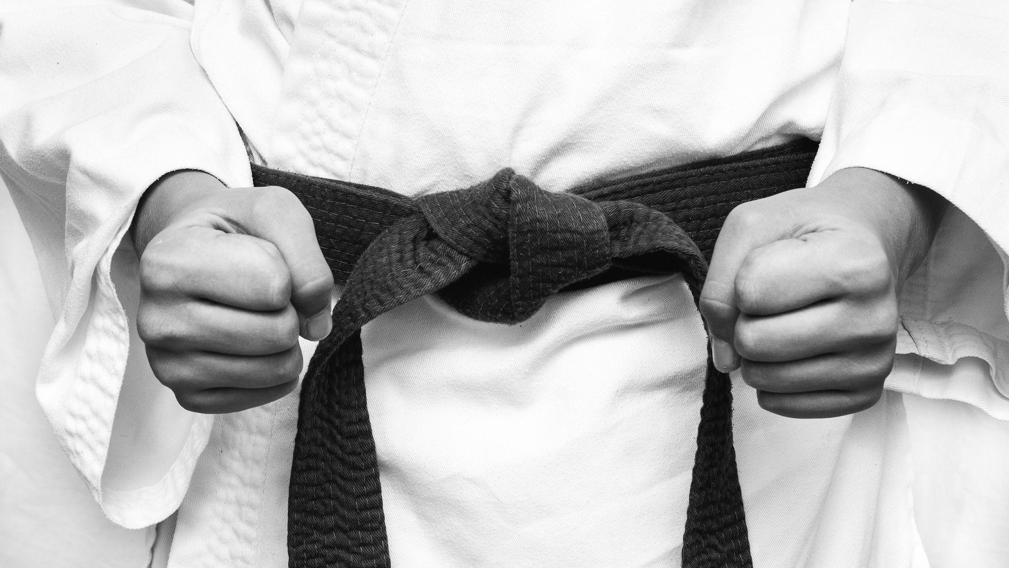 2048x1152 Hình nền: Karate, Kimono, đấu sĩ, Môn thể thao, nắm đấm 2048x1152