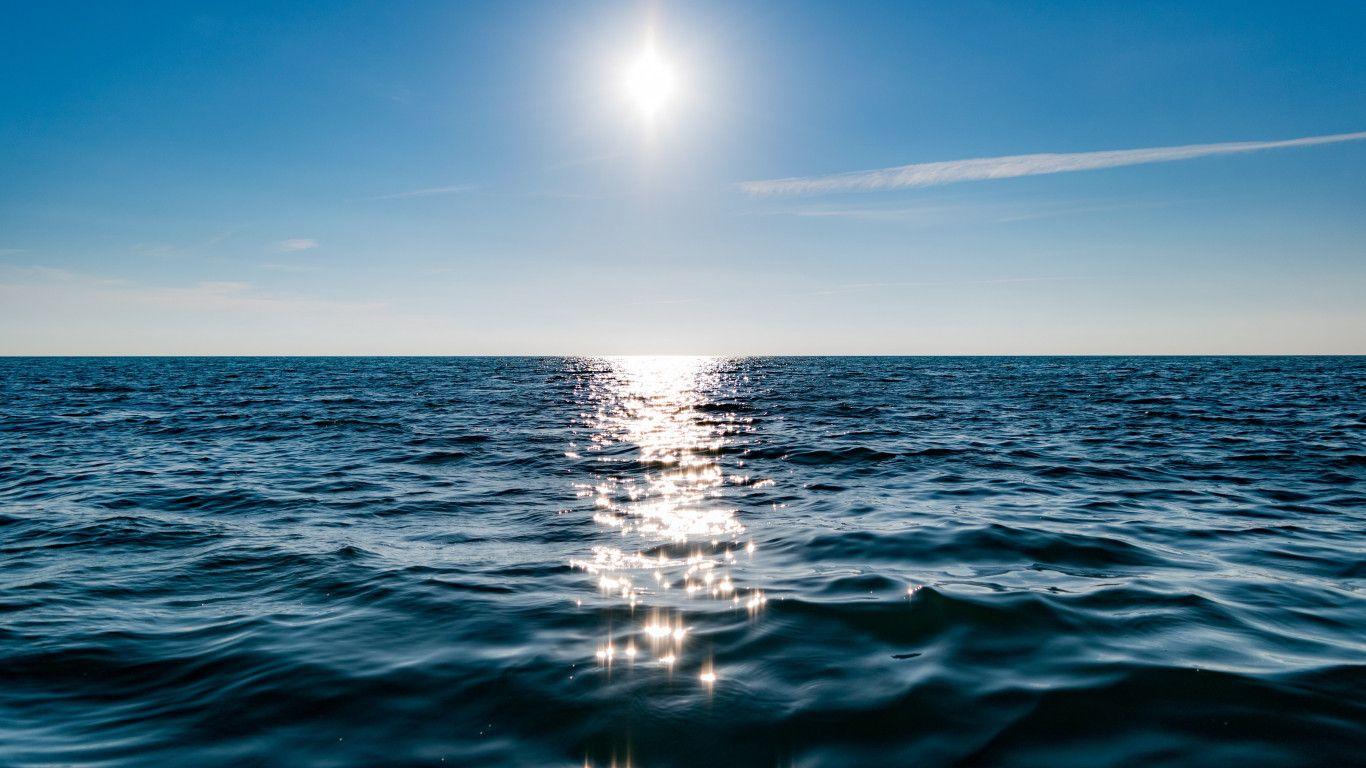 1366x768 Download wallpaper: Sun on blue sky is reflected on water 1366x768