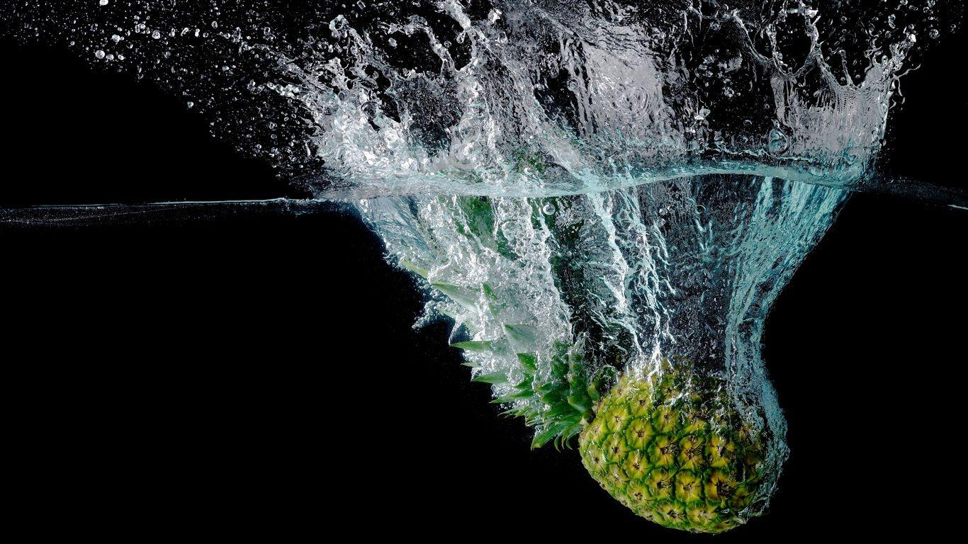 1366x768 macro, black background, pineapple, spray, water, fruit