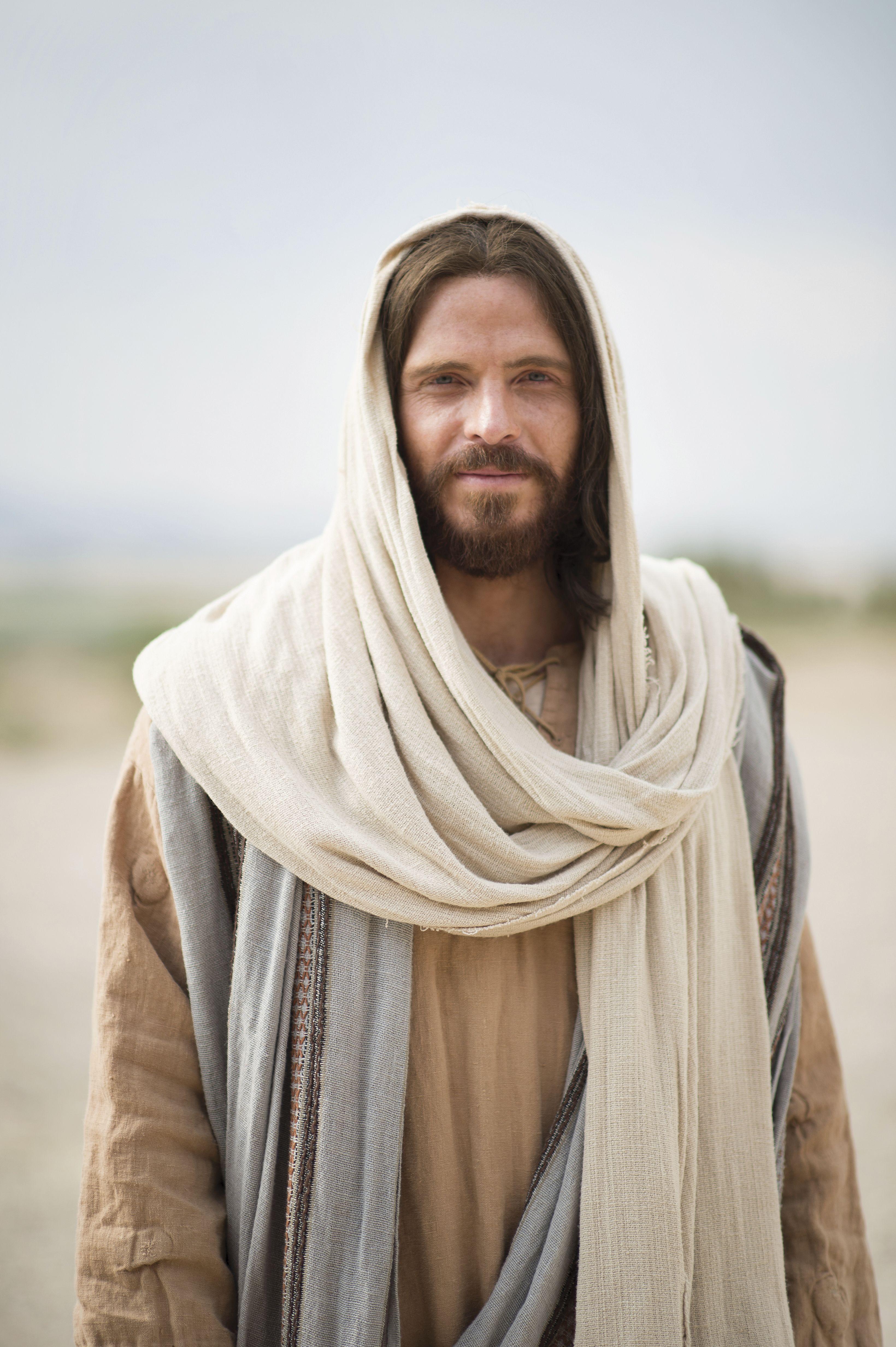3280x4928 Portrait of Christ Smiling