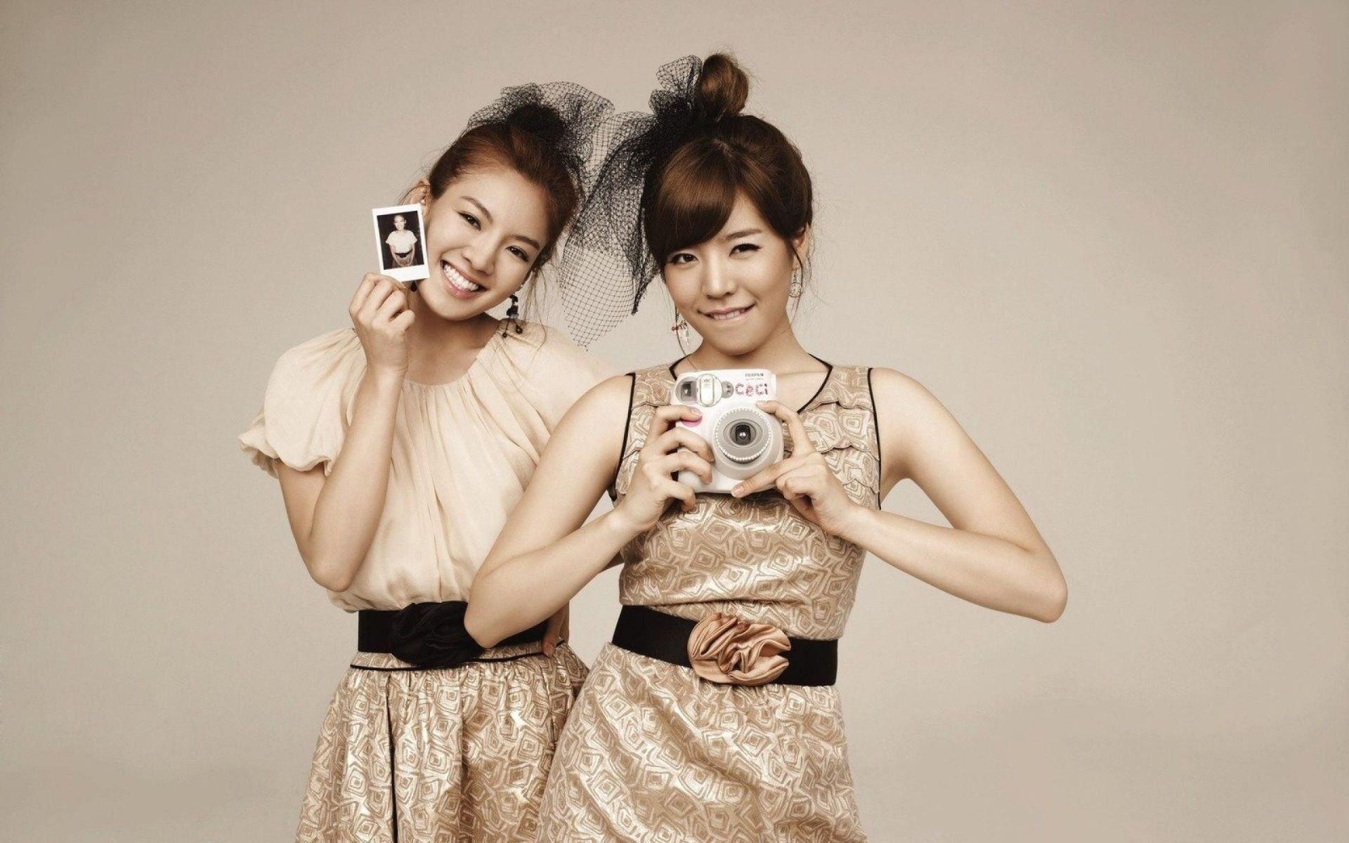 1920x1200 brunettes, women, models, Girls Generation SNSD, cameras, asians, smiling, Kim Hyoyeon, Lee Soon Kyu, two girls, commercial, bangs, widescreen, Asian Girls, photo shoot wallpaper