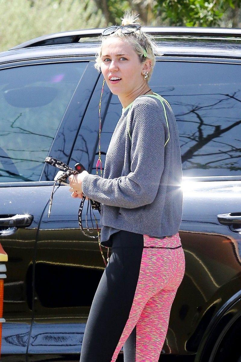800x1200 HD Wallpaper of Celebrities: Miley Cyrus Out Hiking in Hollywood