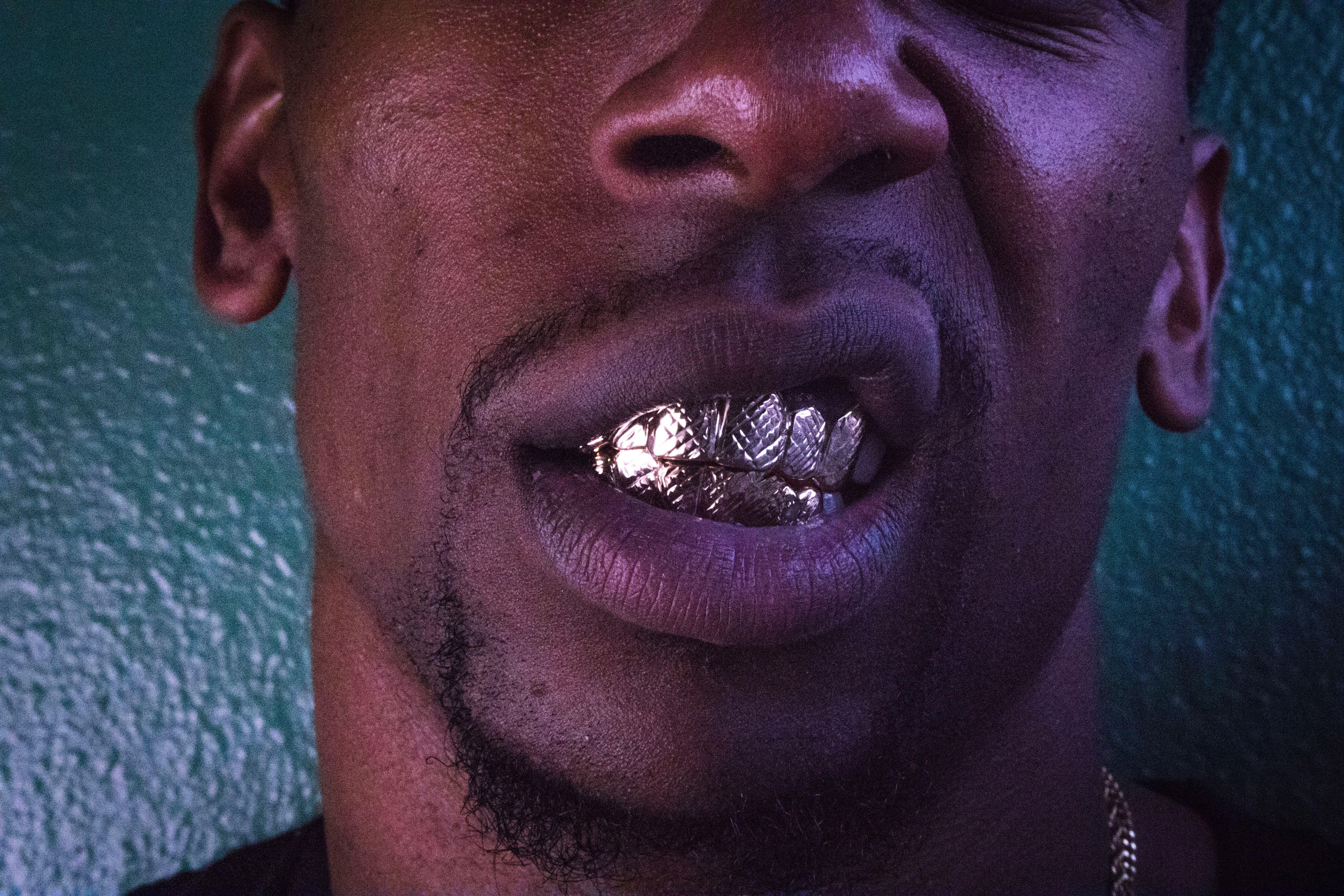 Зубы рэперов. 50 Cent грилзы. ASAP Rocky гриллзы. Грилзы Travis Scott. ASAP Rocky Grillz.