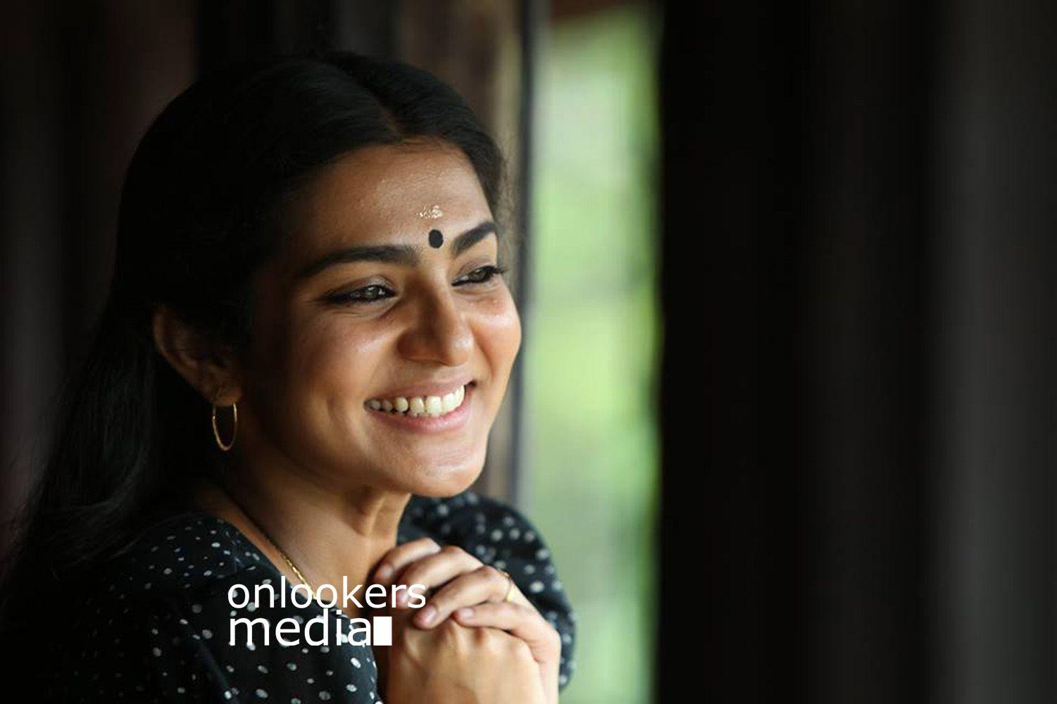 1501x1000 Parvathy Menon Stills Photos Latest Movie Stills