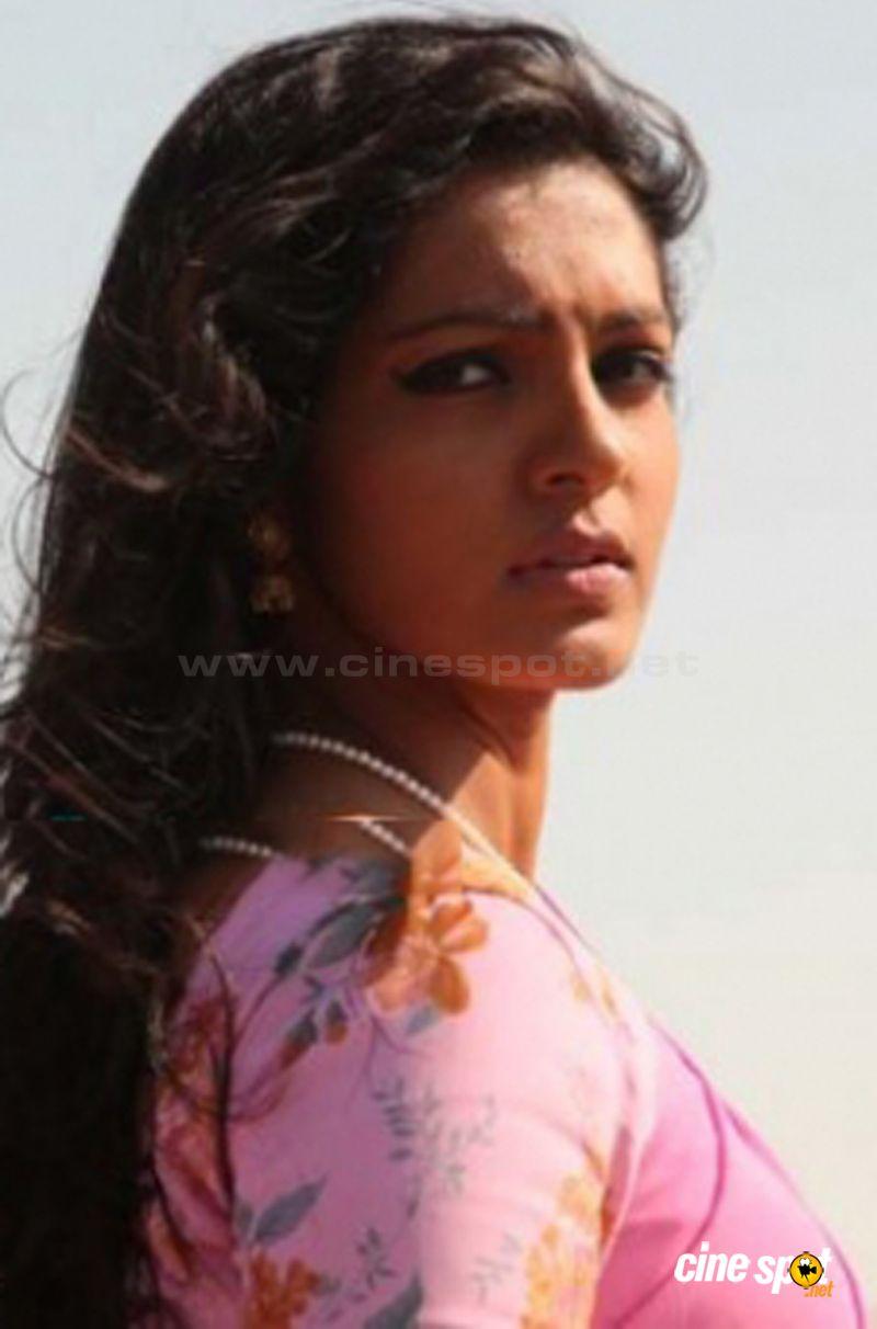800x1212 Parvathi Menon in Mariyaan Photo
