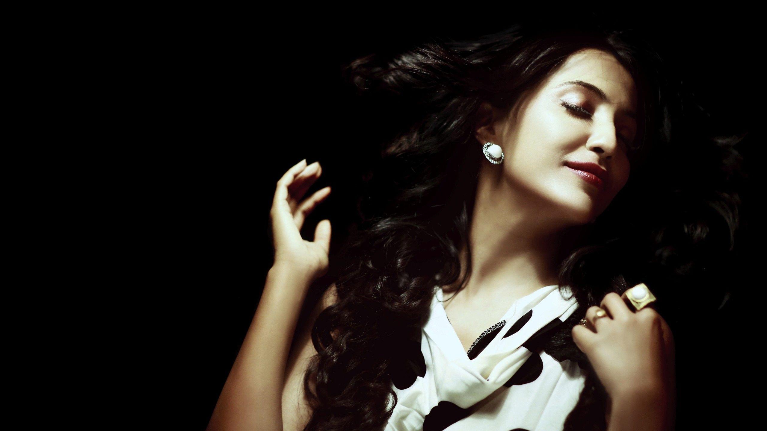 2560x1440 Parvathy Nair Wallpaper