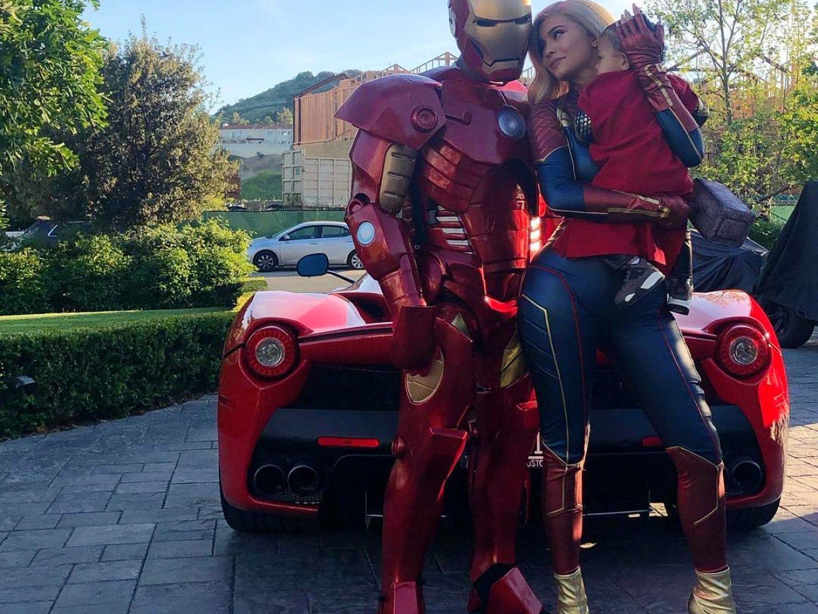 1600x1200 Kylie Jenner, Travis Scott and their daughter Stormi dress up as