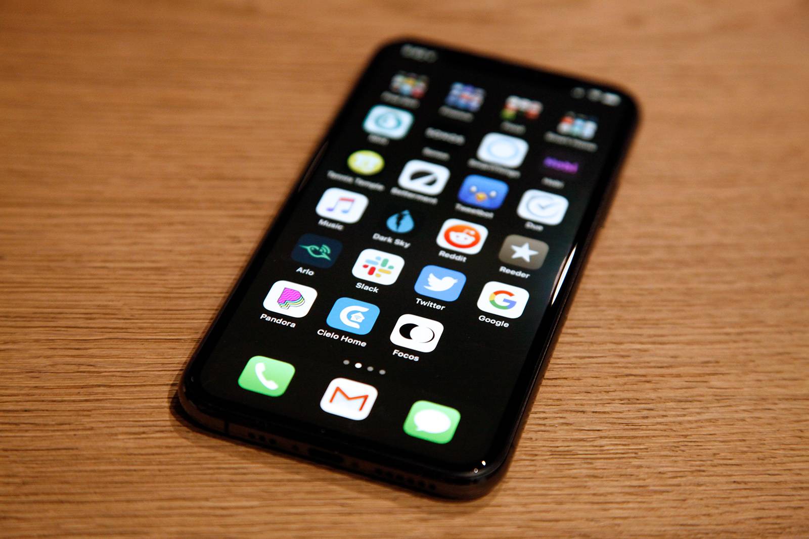 1600x1067 The magic black wallpaper that makes your iPhone dock and folders disappear is back