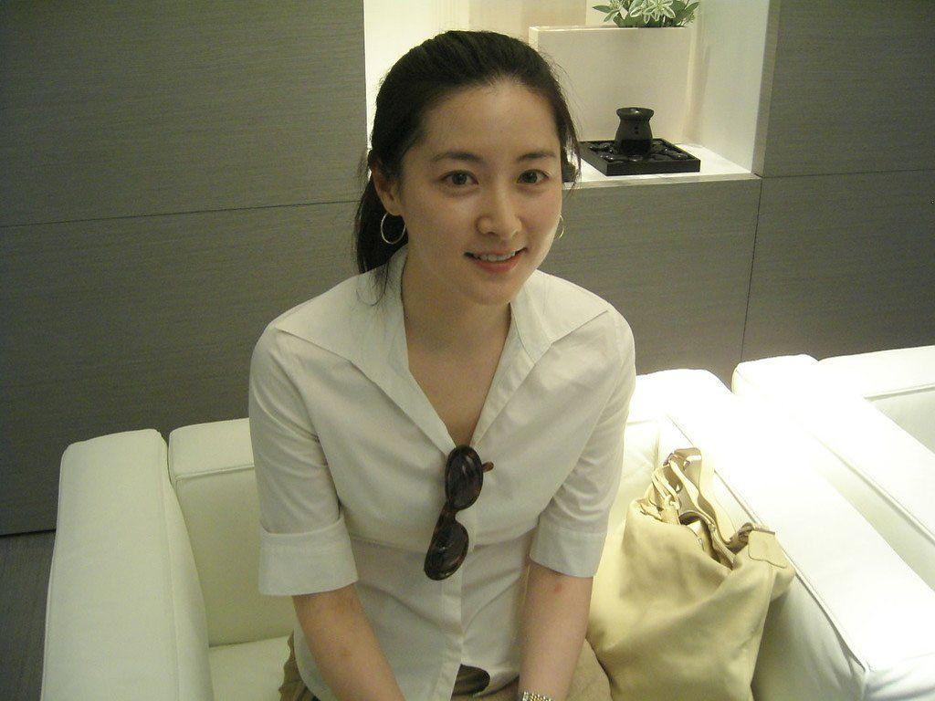 1024x768 Lee Young Ae Wallpaper