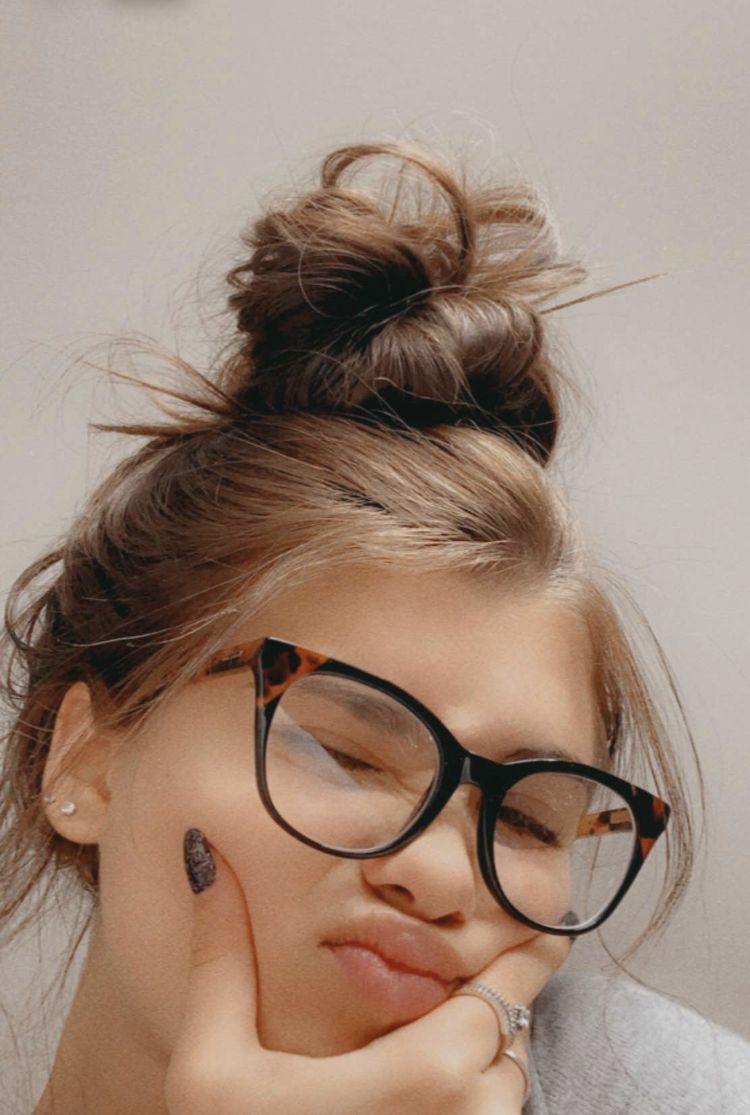 750x1115 Nessa Barrett. Aesthetic girl, Girls with glasses