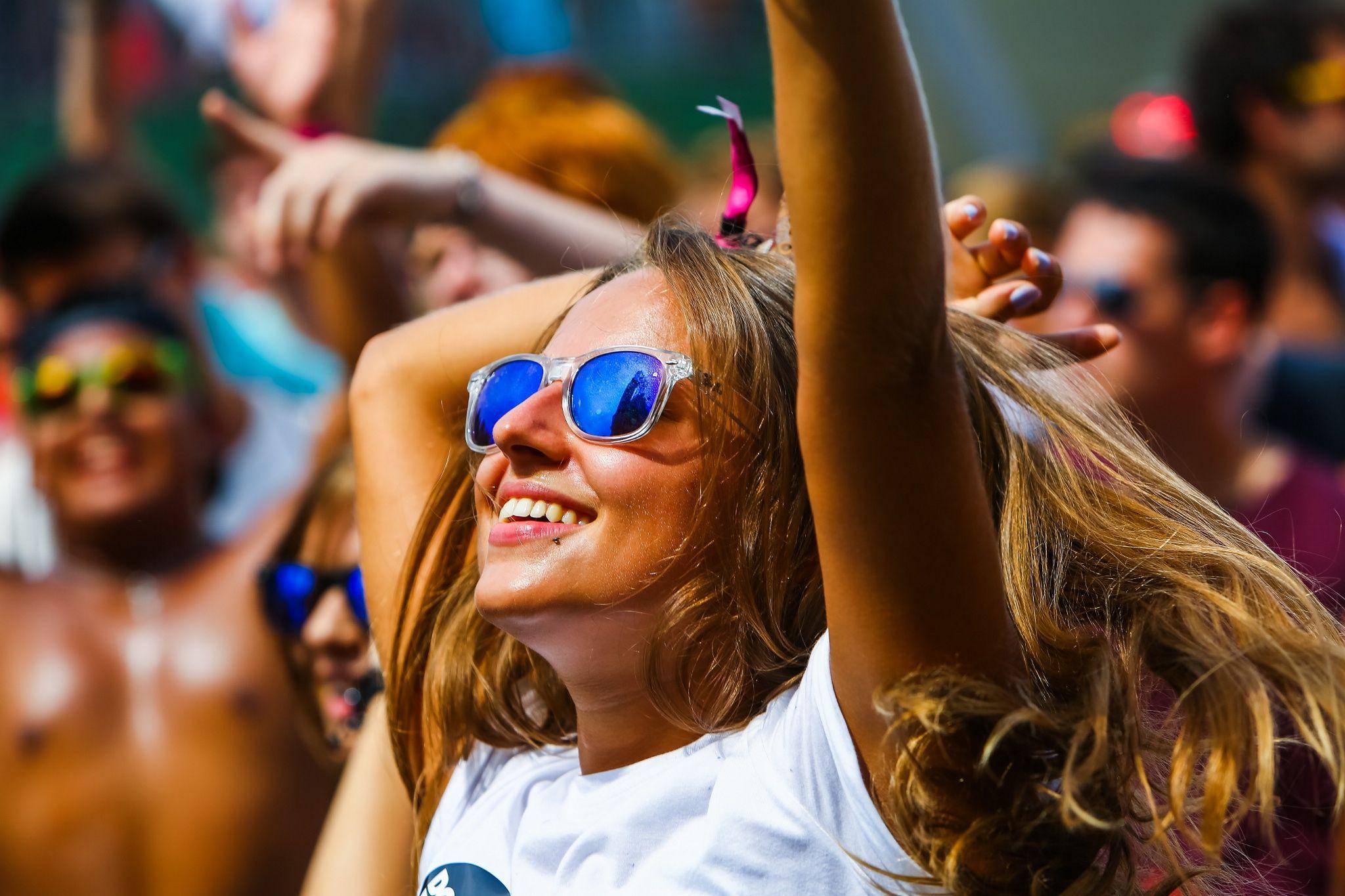 2048x1365 Blue glasses girl dancing at Tomorrowland. Ocio nocturno