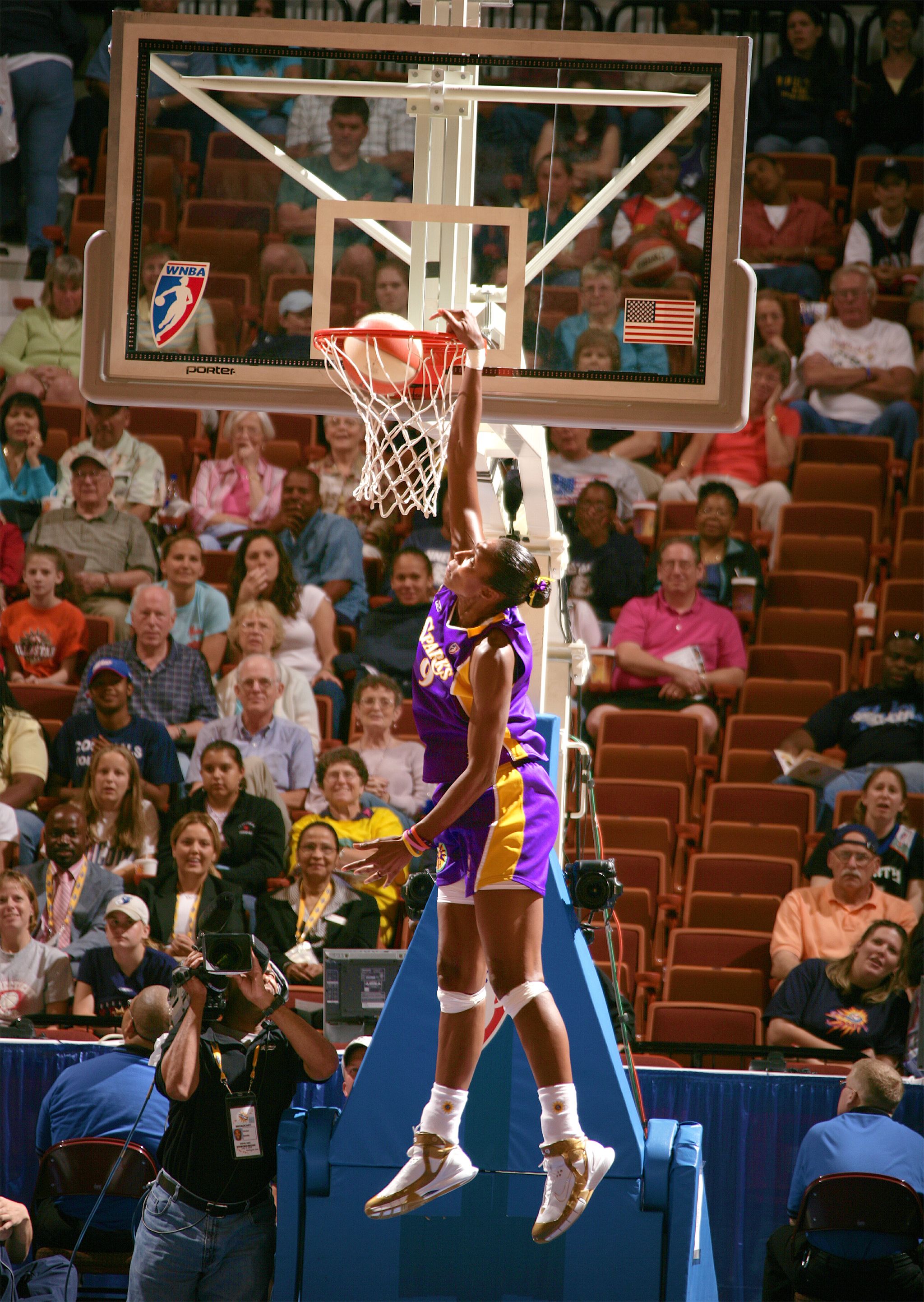 2048x2885 A slam dunk Leslie: Hall Of Fame