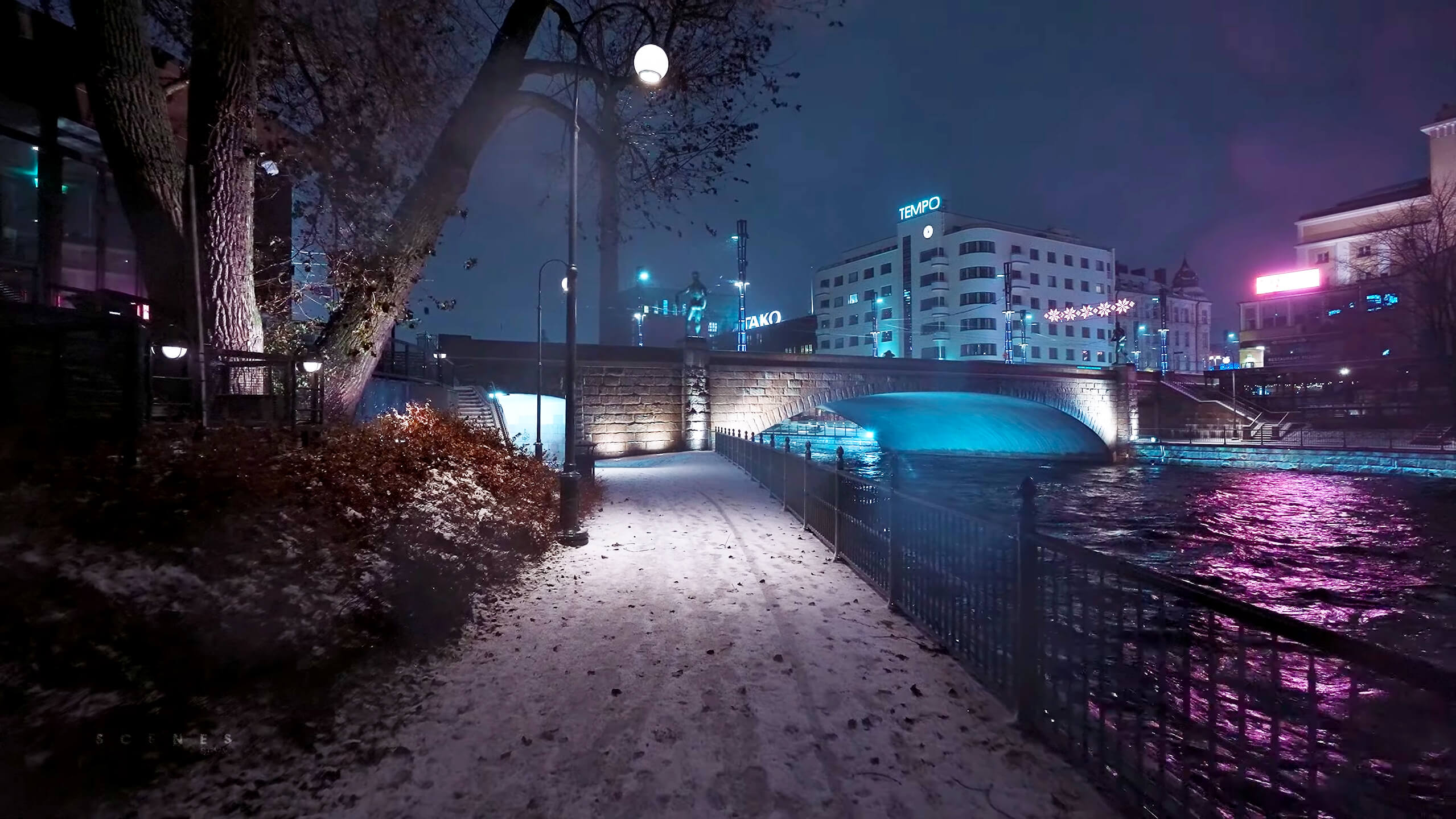 2558x1440 Snowfall Night Walk in Central Tampere, Finland