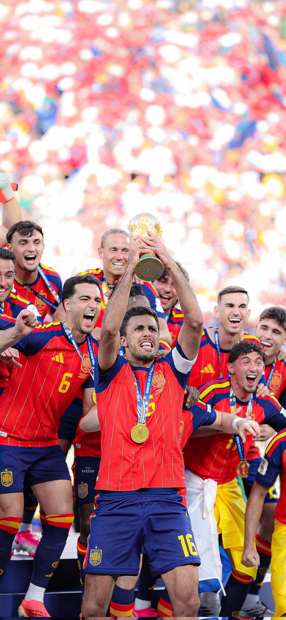946x2048 Rodri raising the 2026 World Cup trophy phone wallpaper