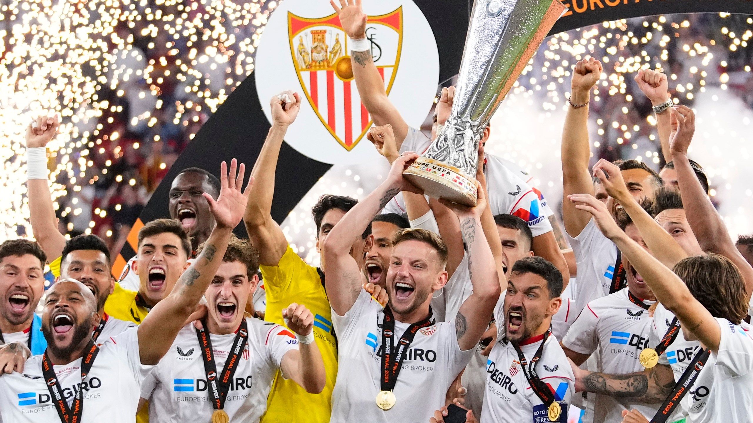 2560x1440 Sevilla wins Europa League at Mourinho's expense as Montiel clinches another penalty shootout