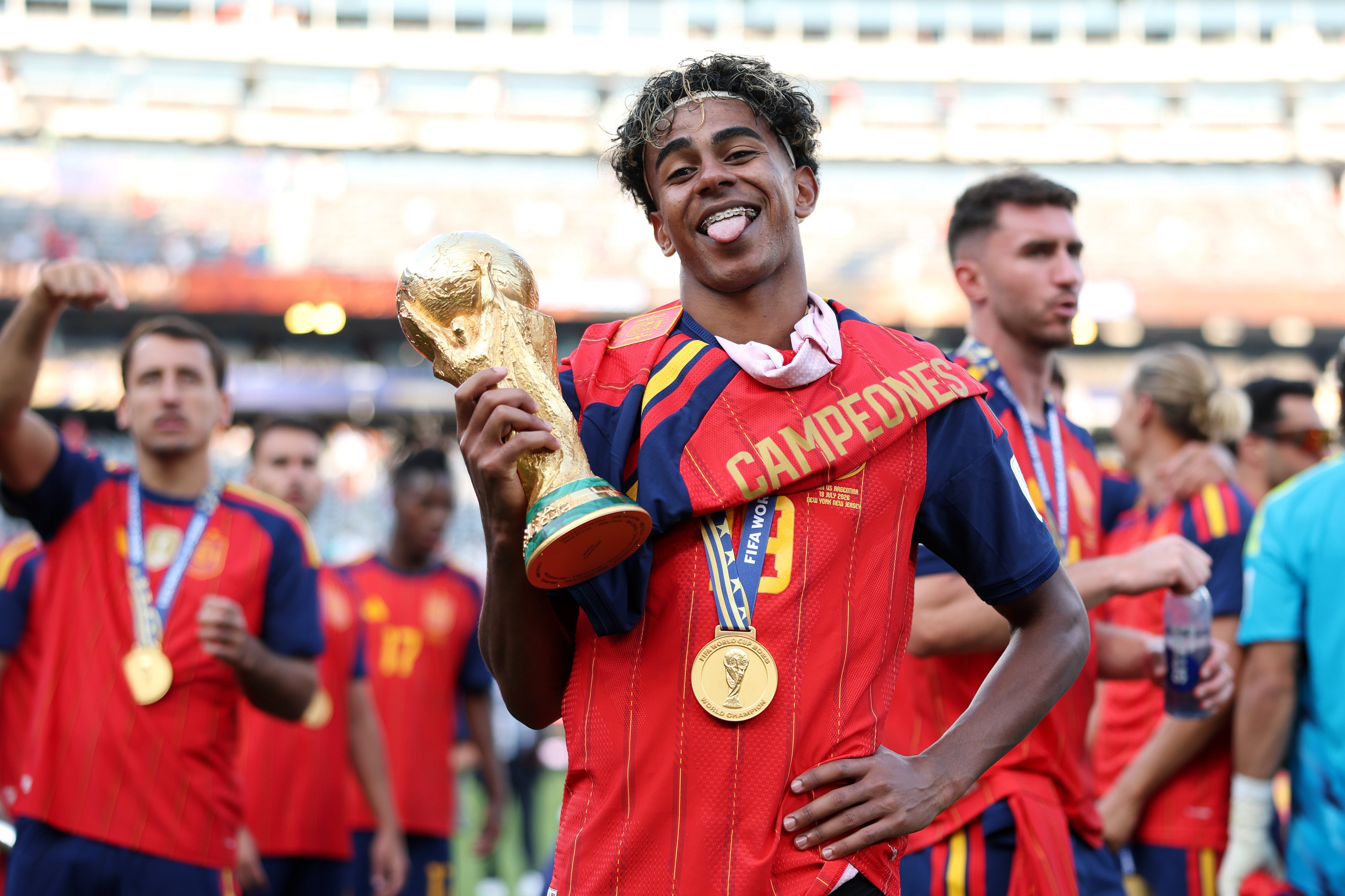 4096x2730 Lamine Yamal with 2026 World Cup trophy