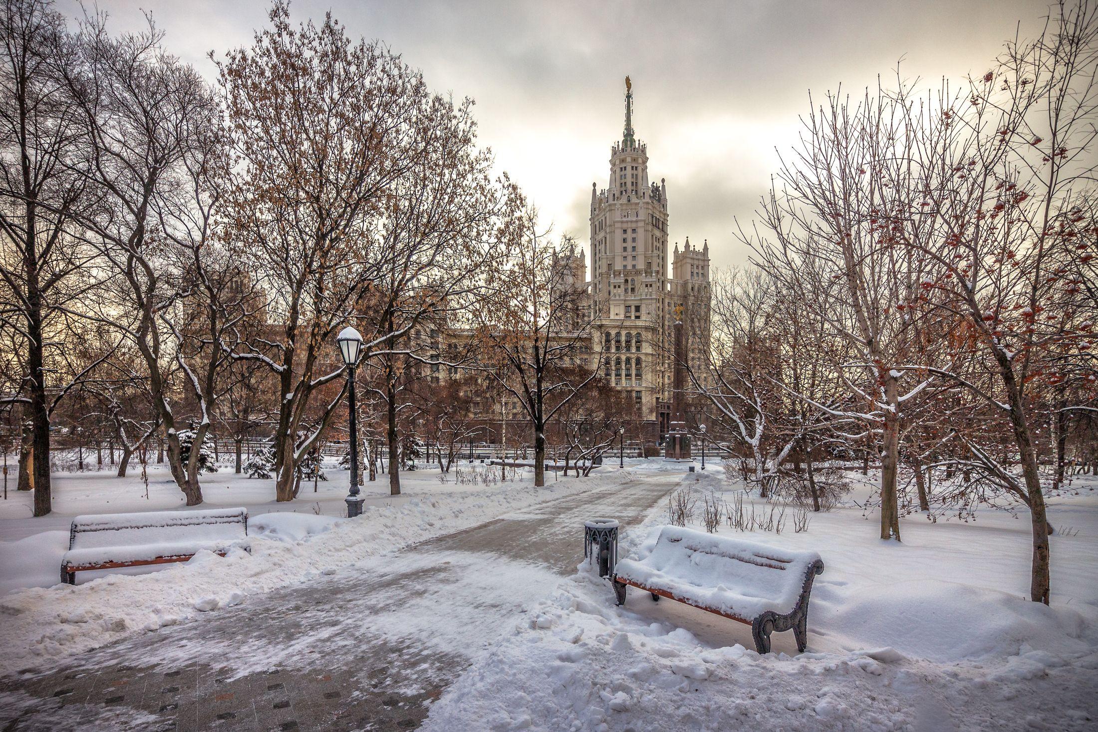 Москва декабрь. Устьинский сквер. Устьинский сквер в Москве. Устьинский сквер зимой. Устьинский сквер высотка.